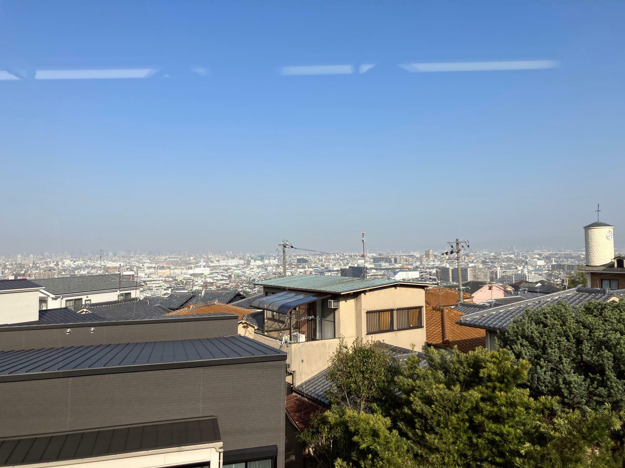 生駒トンネルに向かう山越えの区間からは大阪の街並みがよく見えた（筆者撮影）