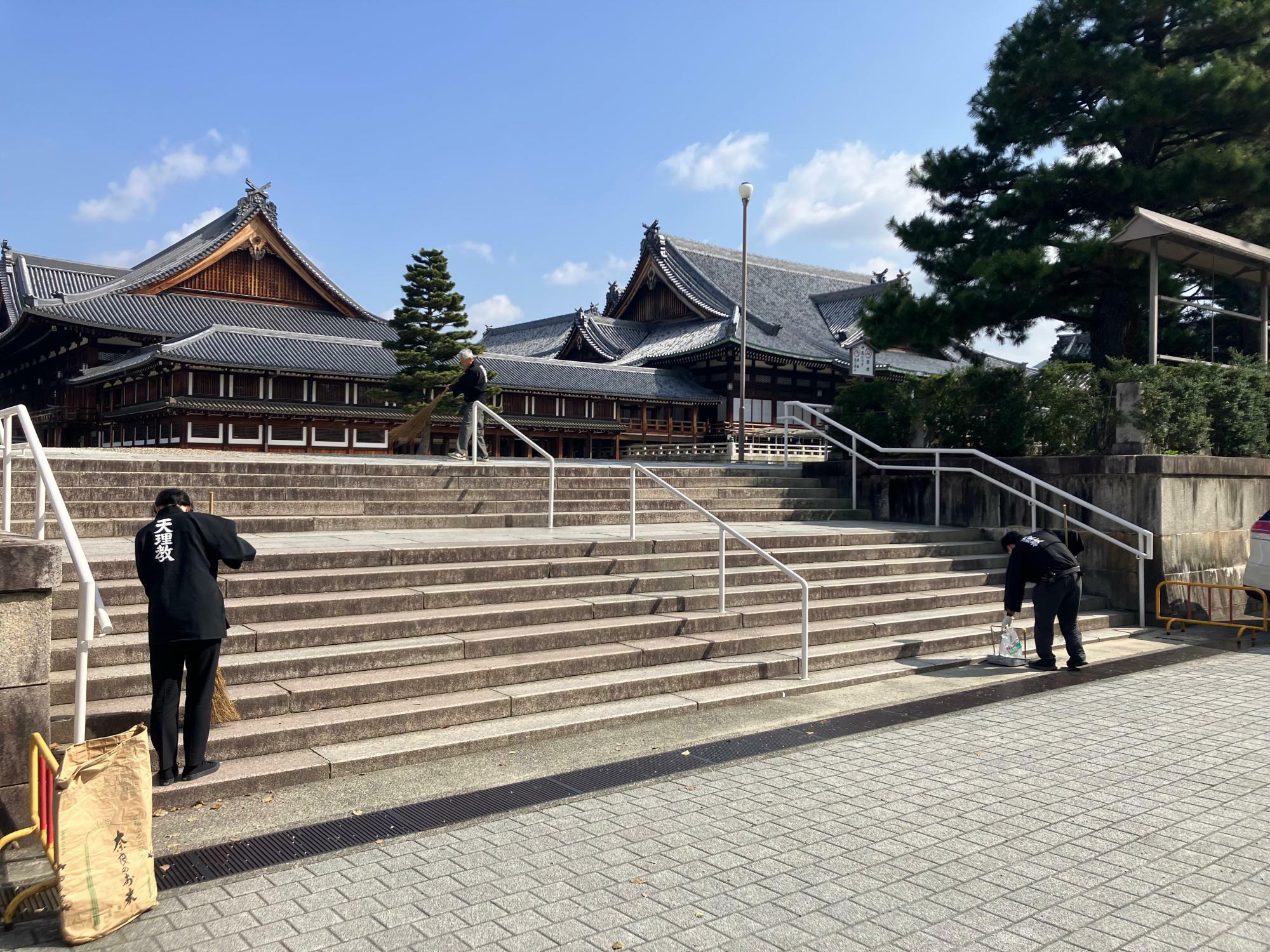 天理教の神殿は世界人類発祥の地「ぢば」を取り囲むように建てられている（筆者撮影）