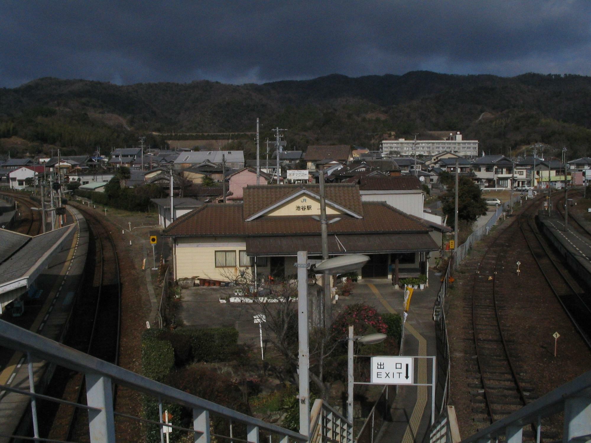 高徳線と鳴門線が分岐する池谷駅。左が高松方面で右が鳴門方面（筆者撮影）