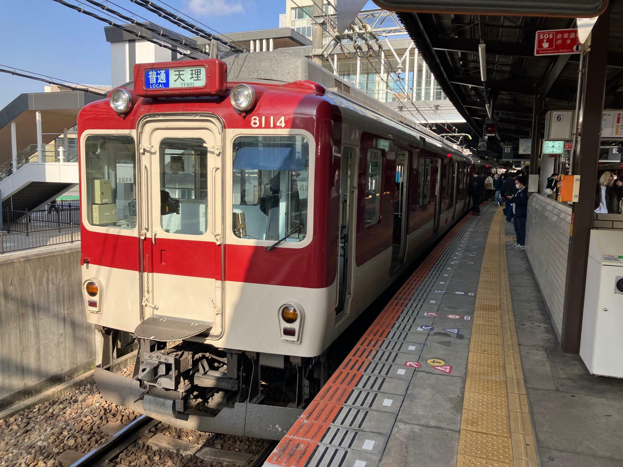 大和西大寺駅で発車を待つ天理行（筆者撮影）