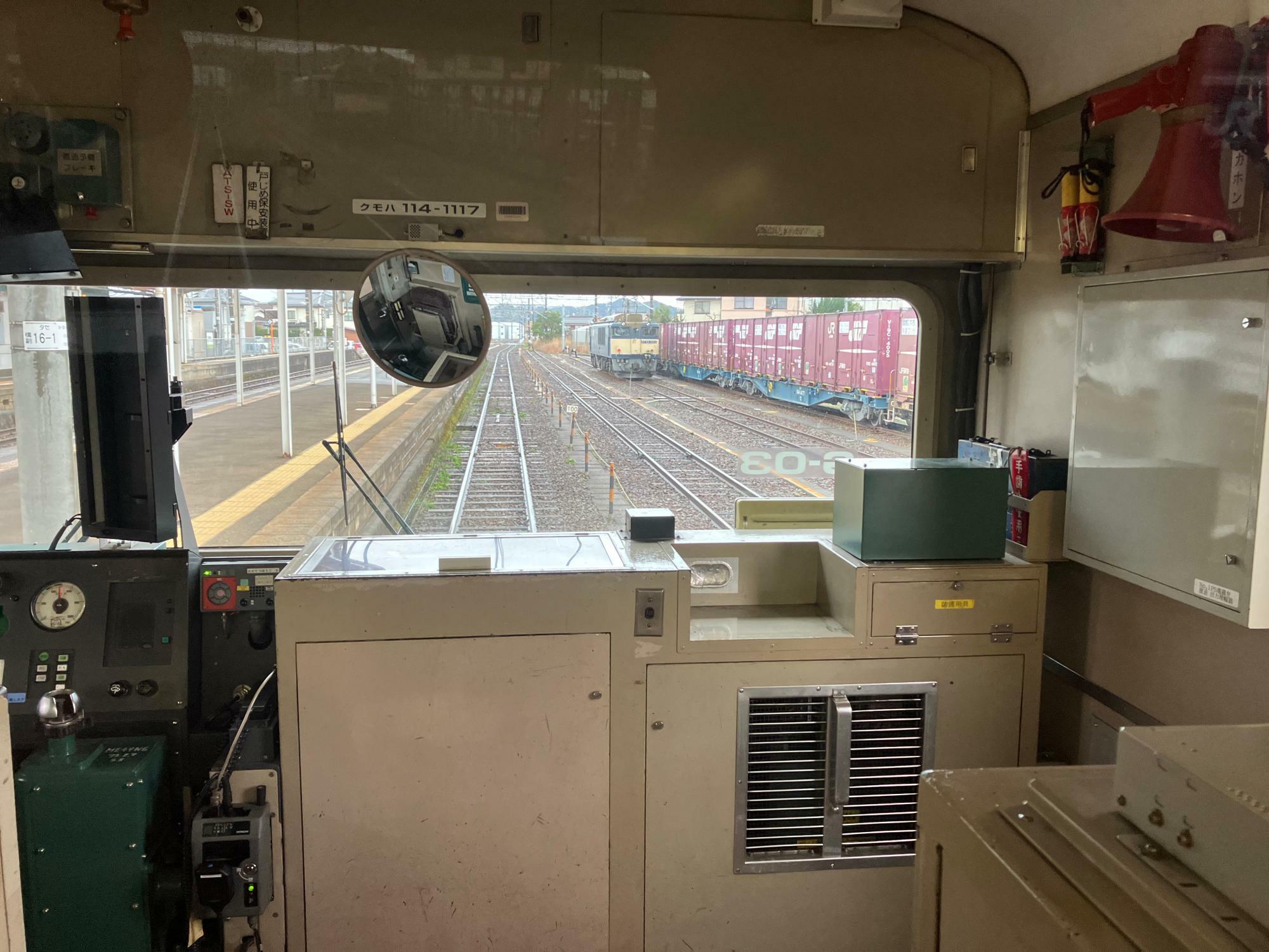 伯耆大山駅の構内には電気機関車とコンテナ車が停まっていた（筆者撮影）