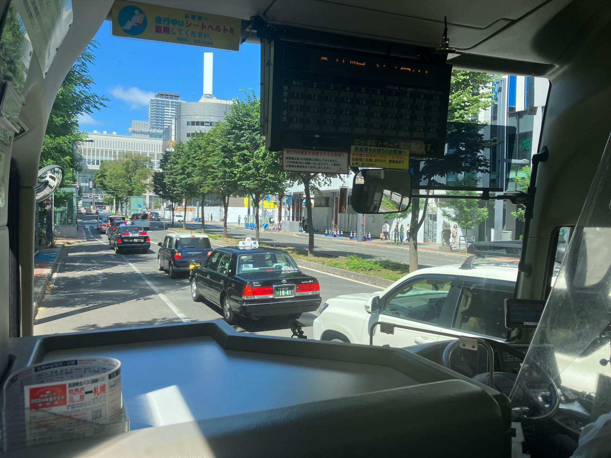 札幌駅前を発車する高速いわみざわ号（筆者撮影）