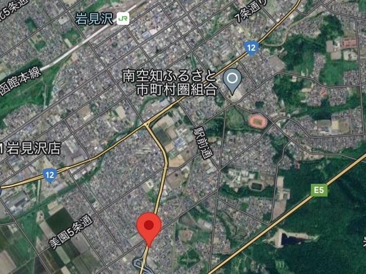 駒園8丁目バス停（赤ピン）とJR岩見沢駅の位置関係（Google Maps）