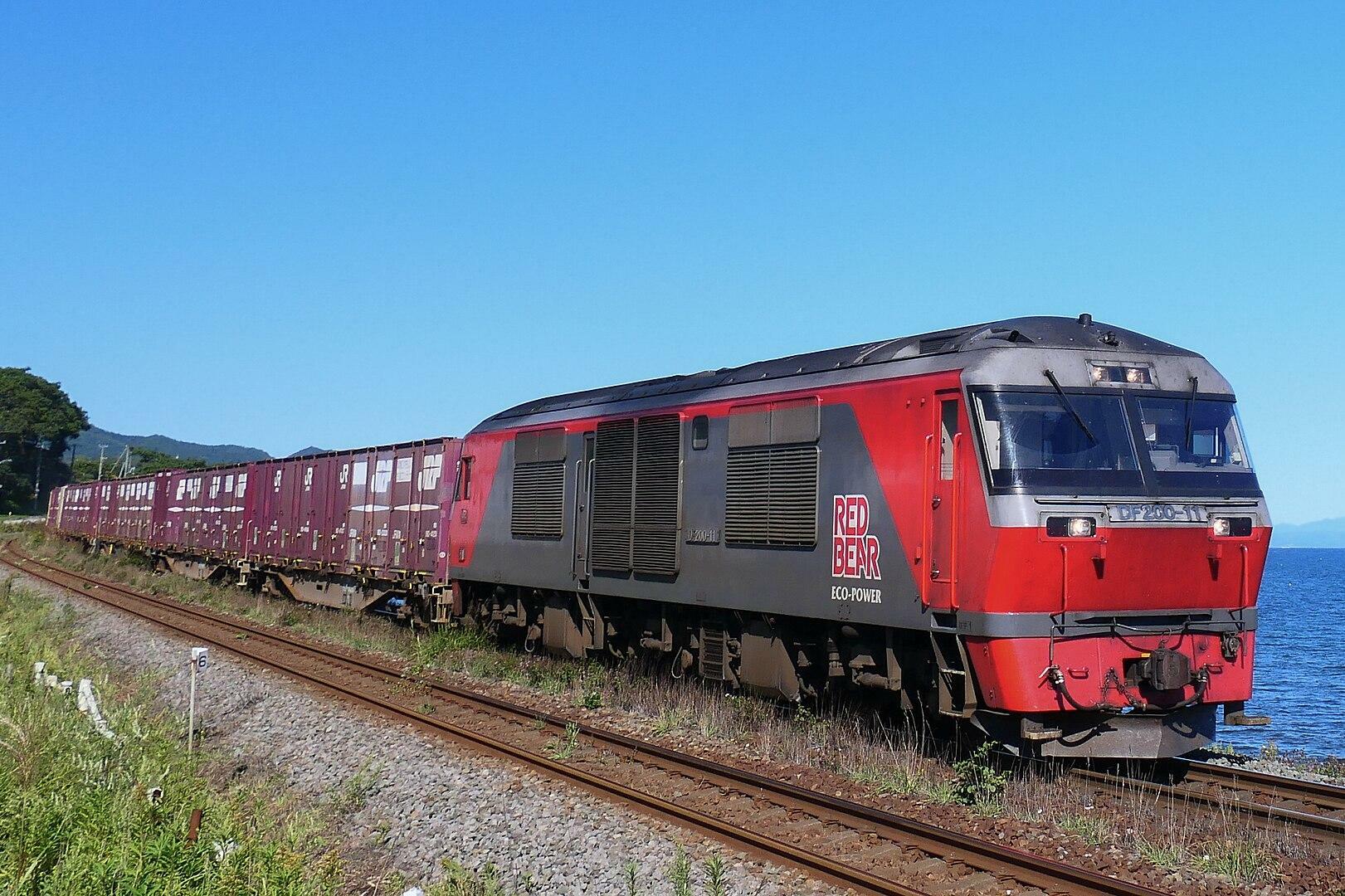 DF200形ディーゼル機関車けん引の貨物列車（写真：MaedaAkihiko CC BY-SA 4.0）