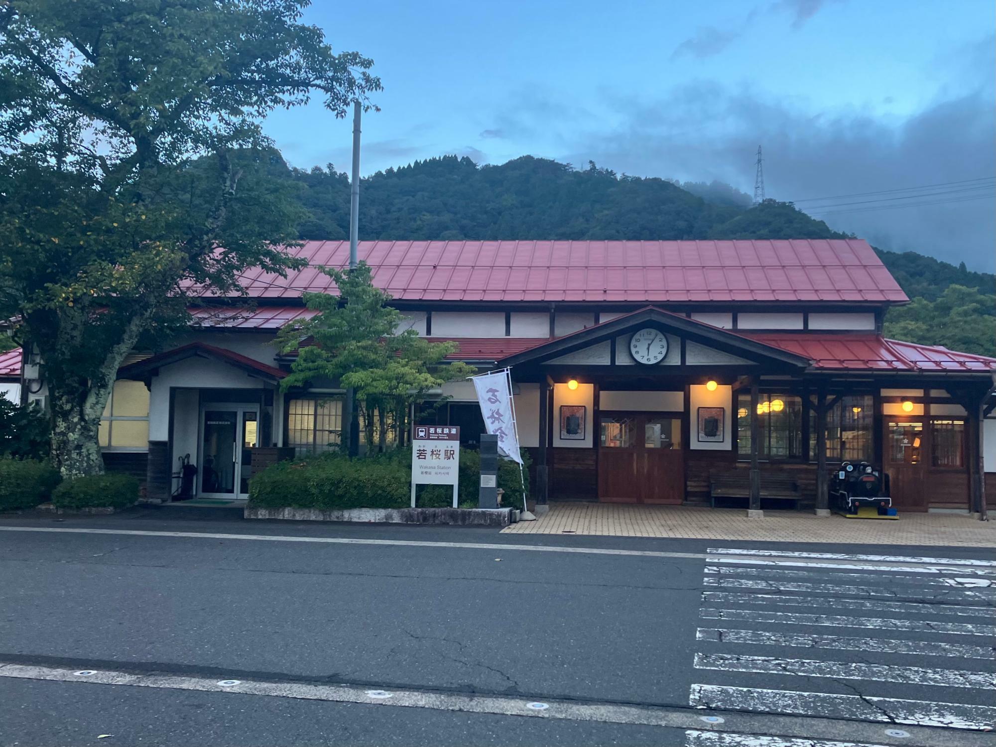 1930年の開業時から使用され続けている若桜駅舎（筆者撮影）