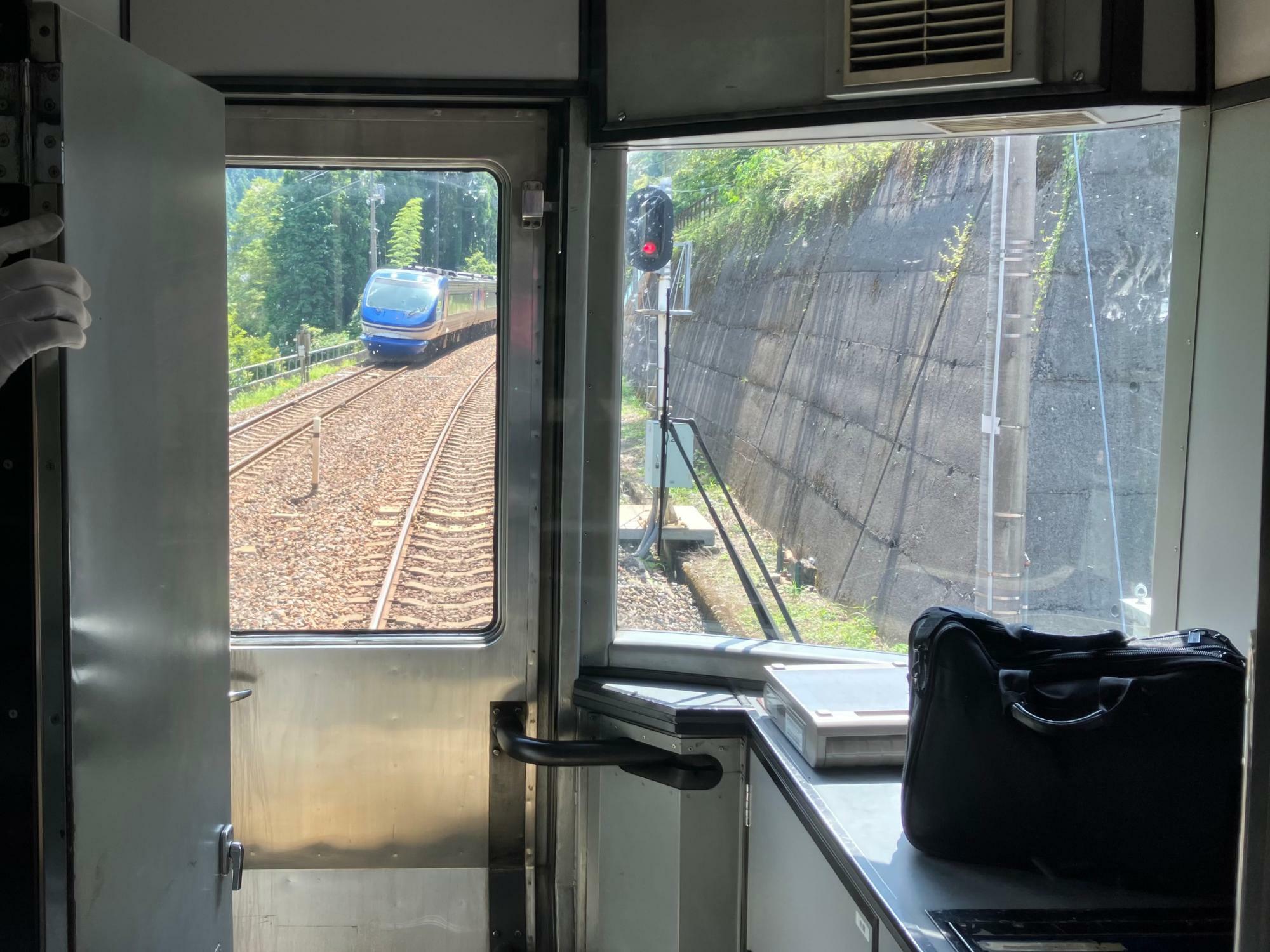 恋山形駅で離合した京都発倉吉行スーパーはくと3号は先頭が非貫通車だったので恨めしく見えた（筆者撮影）