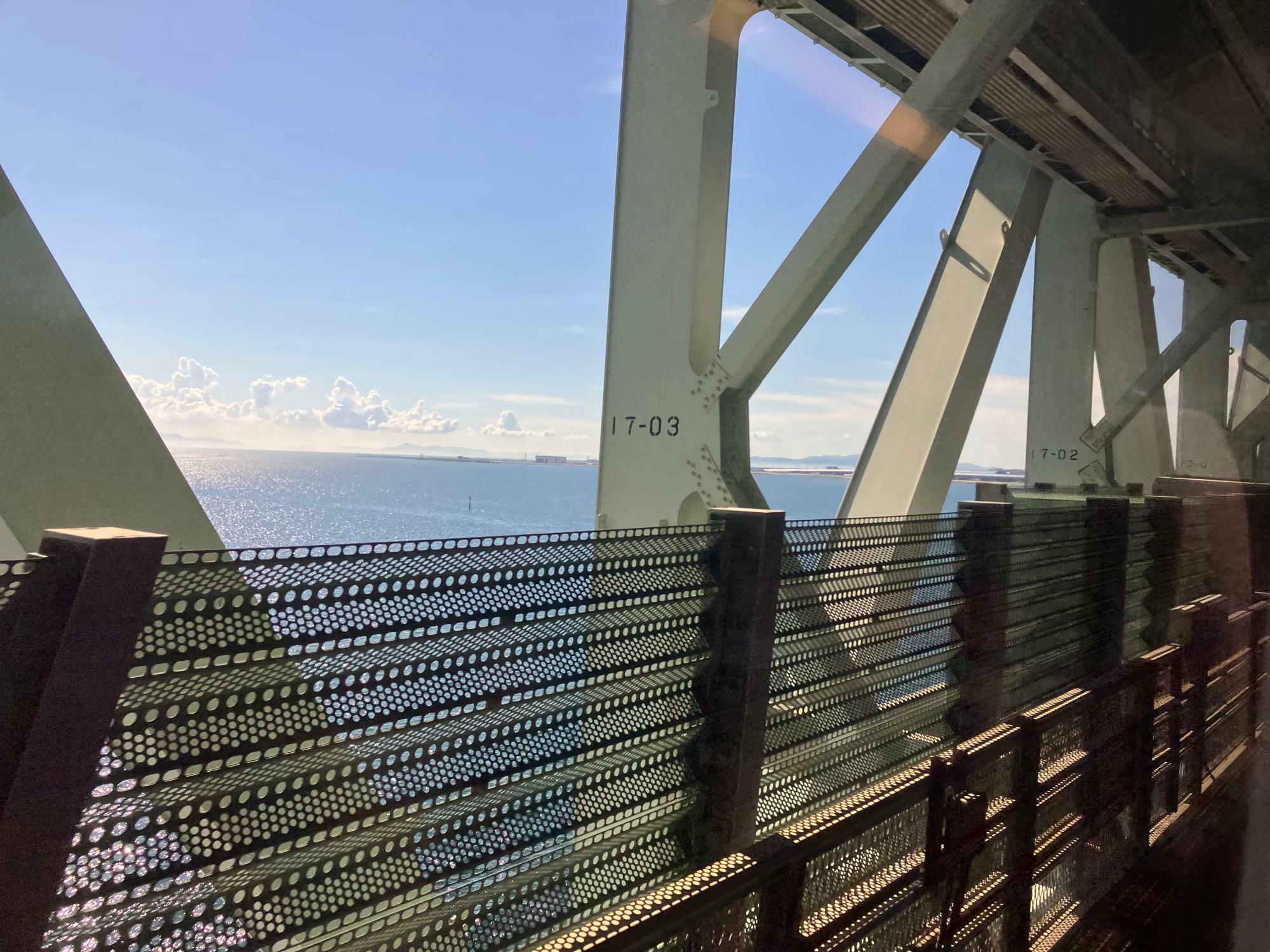 関西空港連絡橋の車窓風景（筆者撮影）