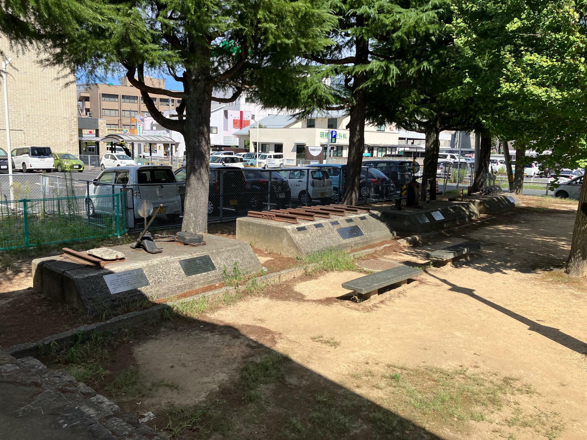 公園の一角で展示されている鉄道遺構（筆者撮影）