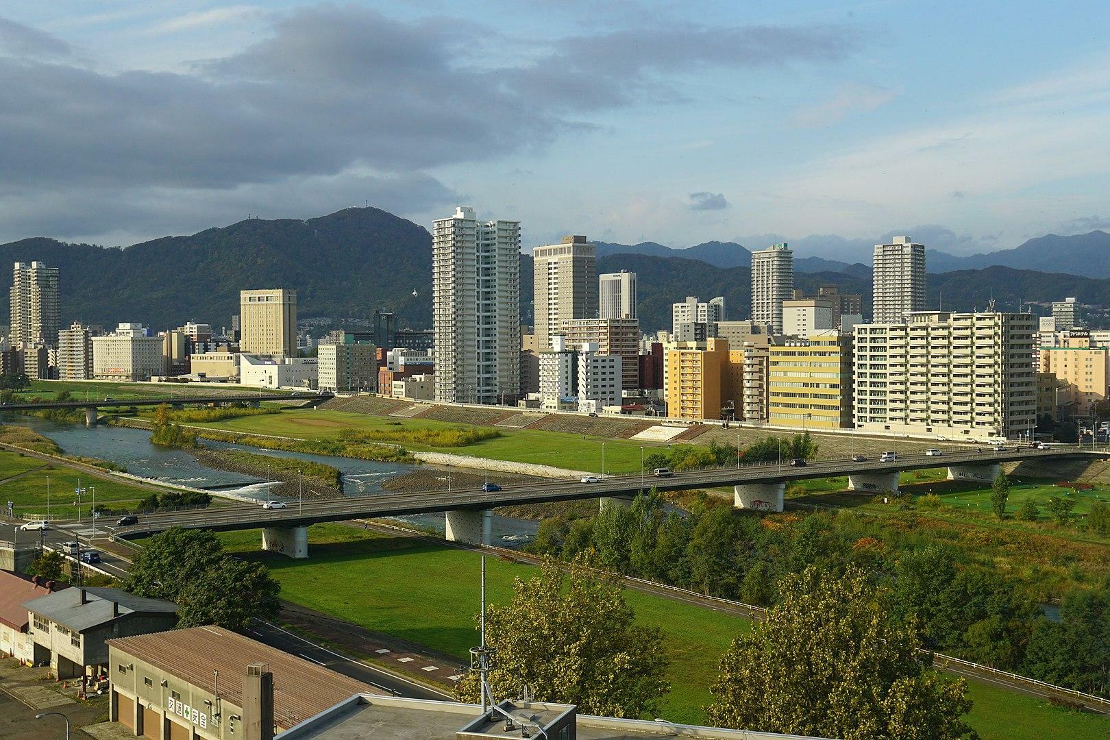 札幌市の街並みと豊平川（写真：663highland CC BY 2.5 https://commons.wikimedia.org/w/index.php?curid=47202740による）