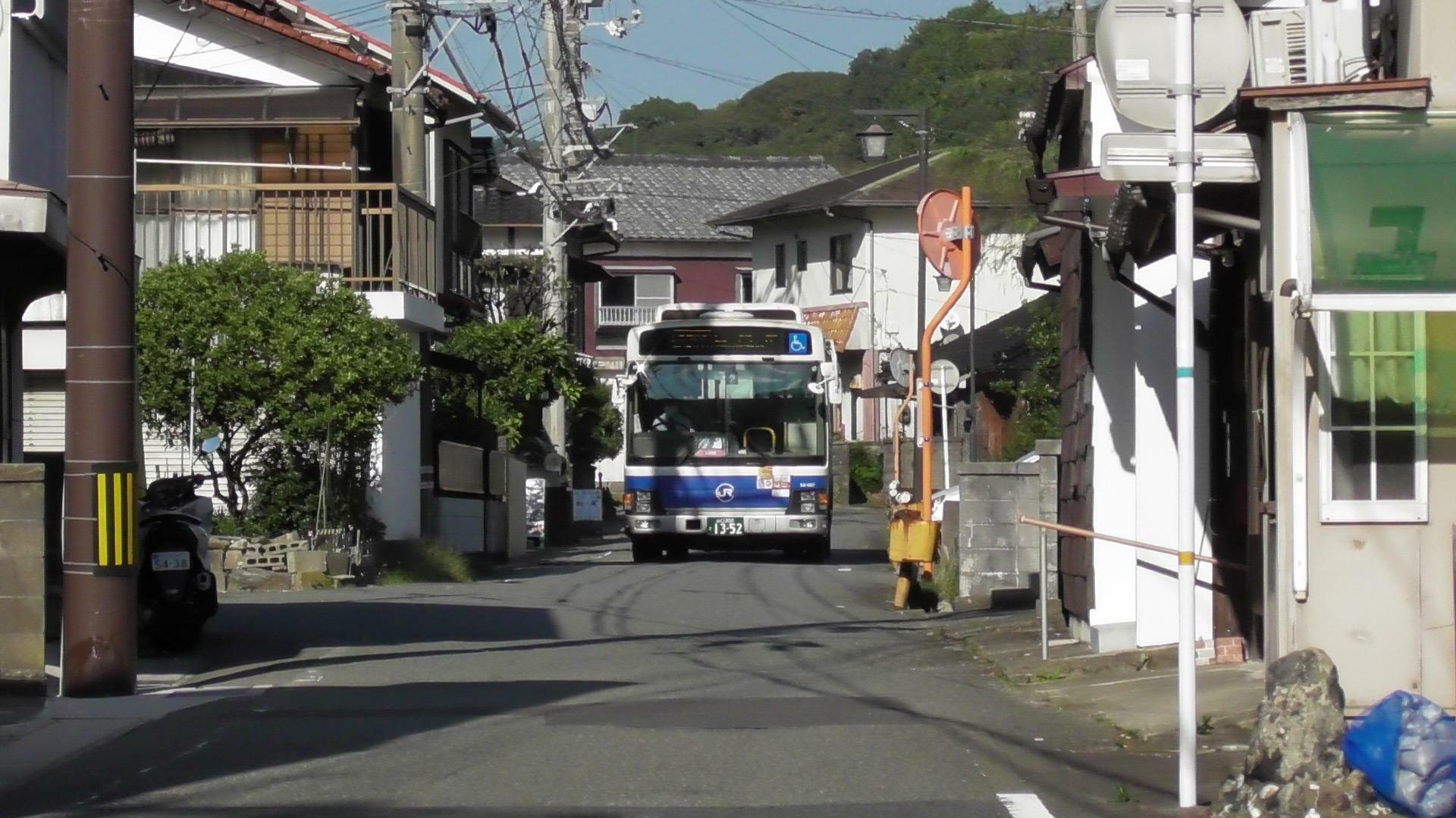 バスが通るには道幅が狭い個所もある（読者提供）