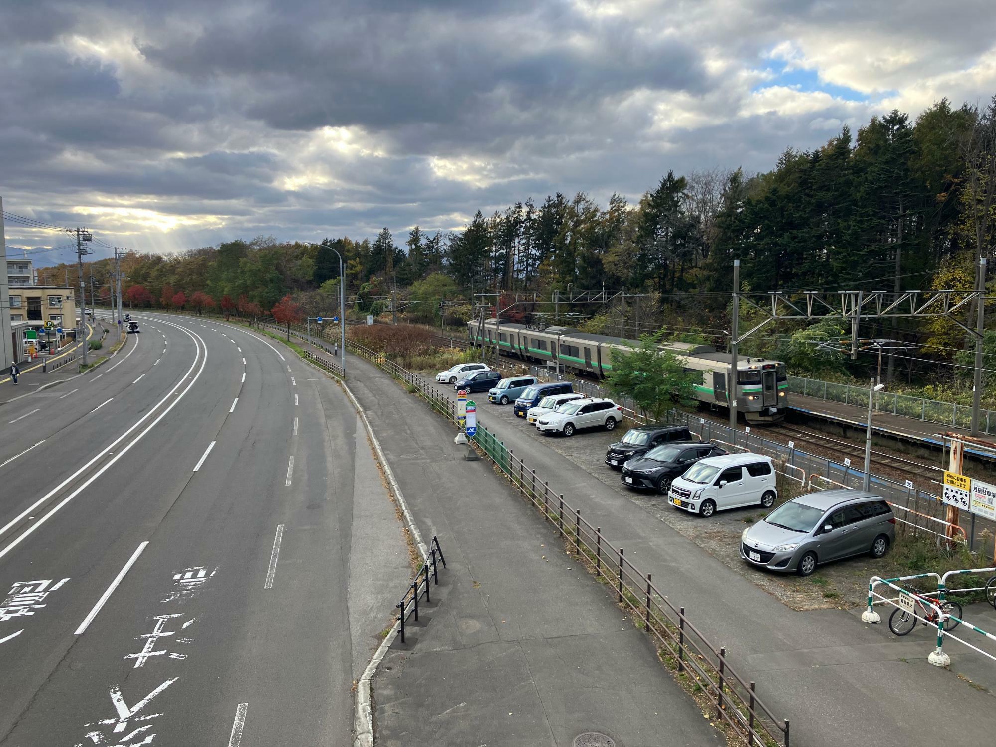 大麻駅に入線する岩見沢行普通列車（筆者撮影）