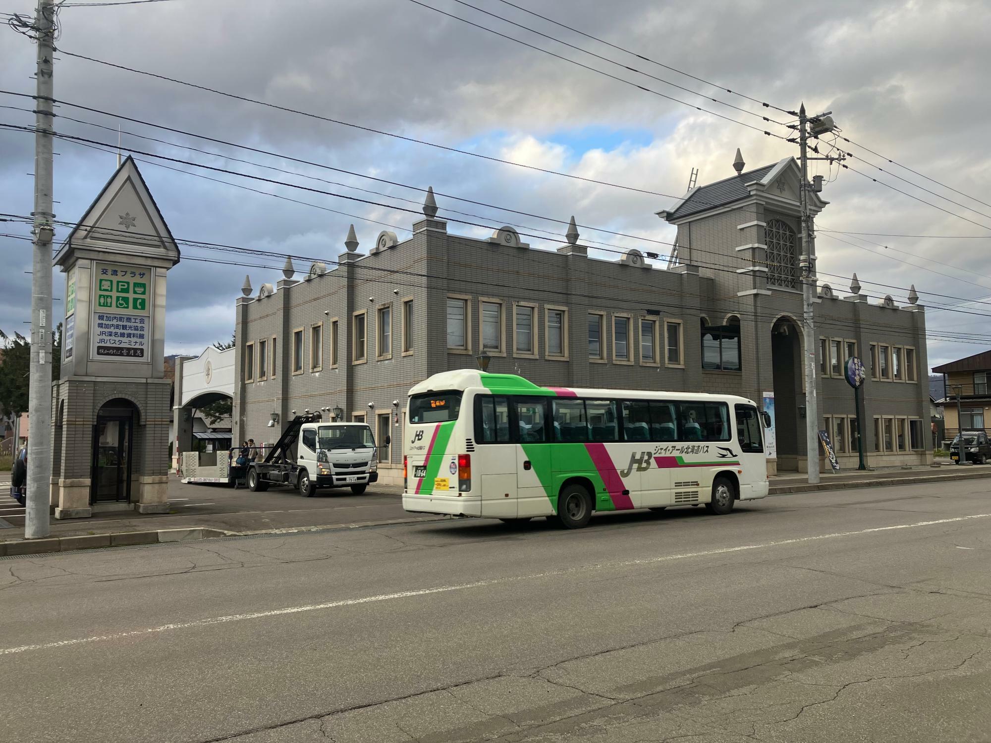 路線バスの運行拠点となっている幌加内交流プラザ。ちょうど、深川方面から名寄行となるバスが到着したところ（筆者撮影）