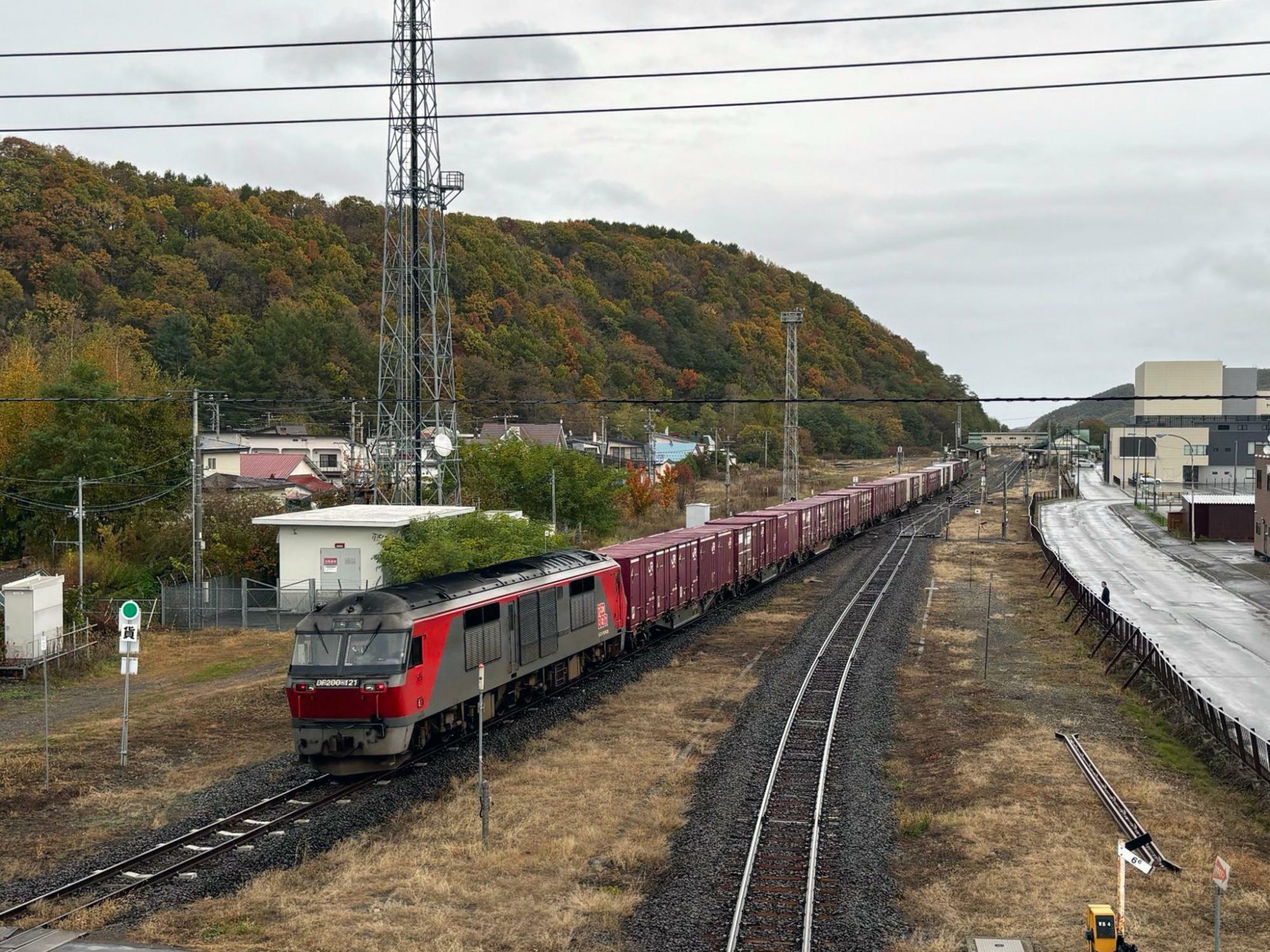 遠軽駅付近を走行する貨物列車（写真：陸上自衛隊）