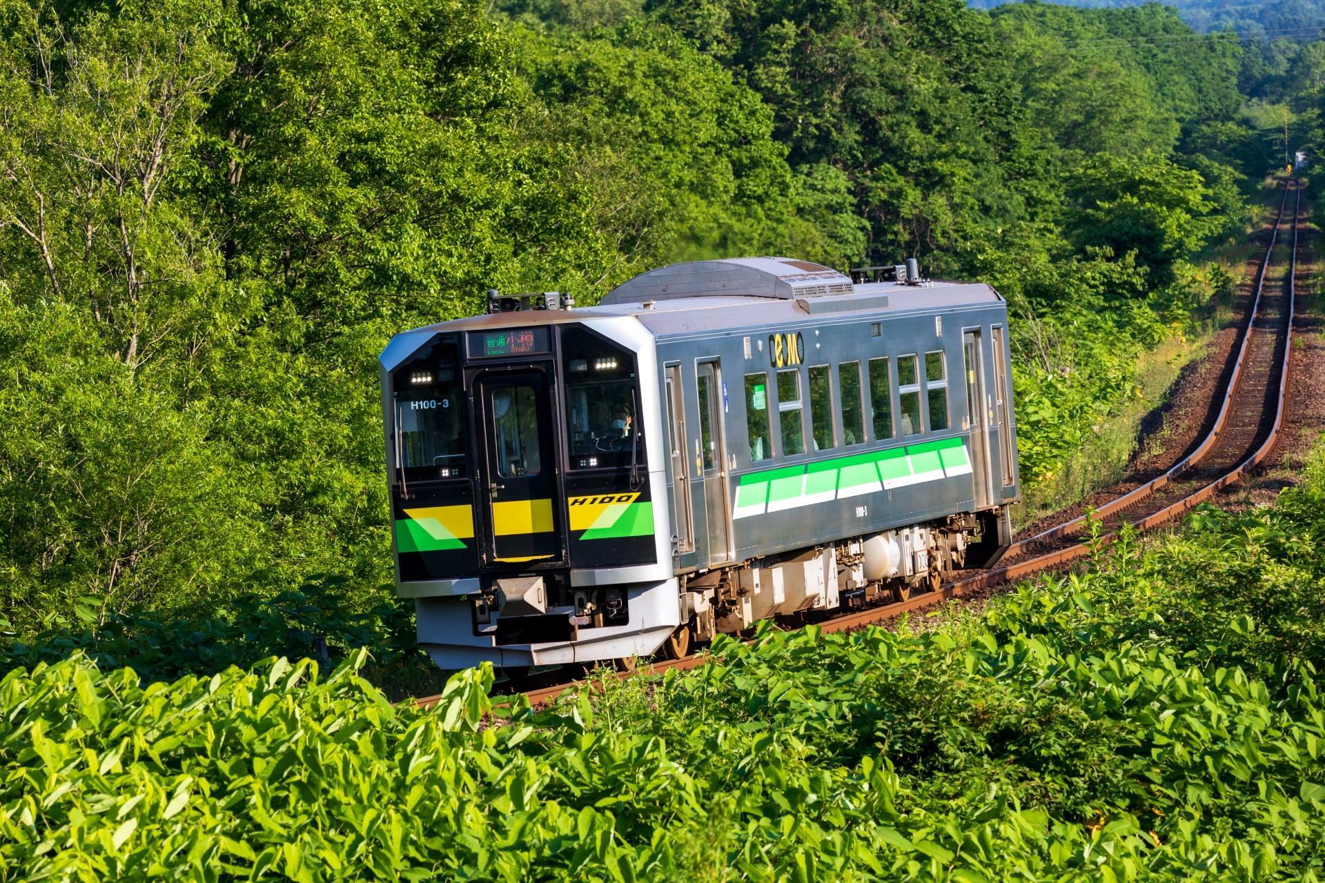 函館本線（山線）を走るH100形（写真AC）