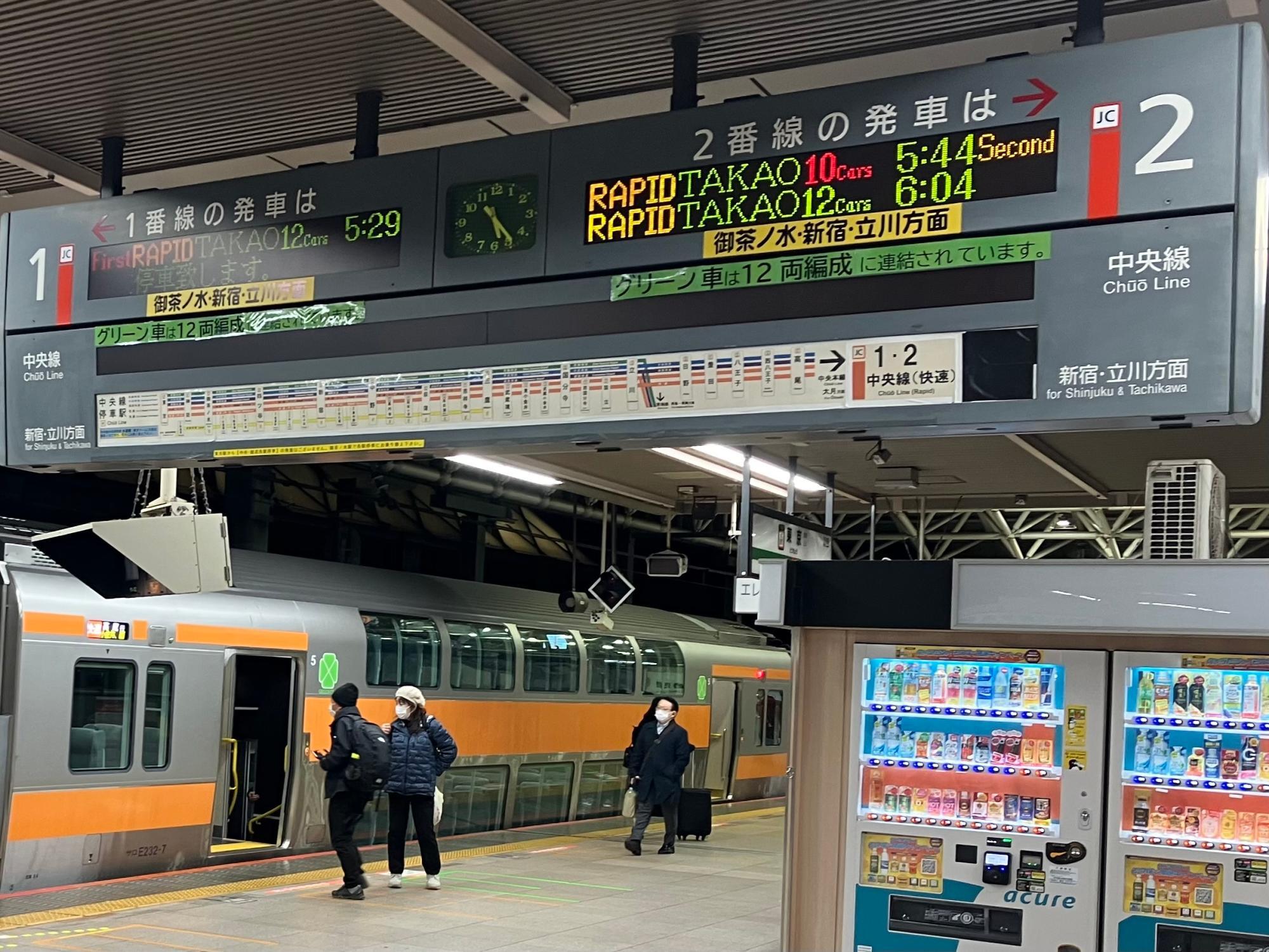 3月15日ダイヤ改正まではグリーン車付き12両とグリーン車なし10両が混在（筆者撮影）