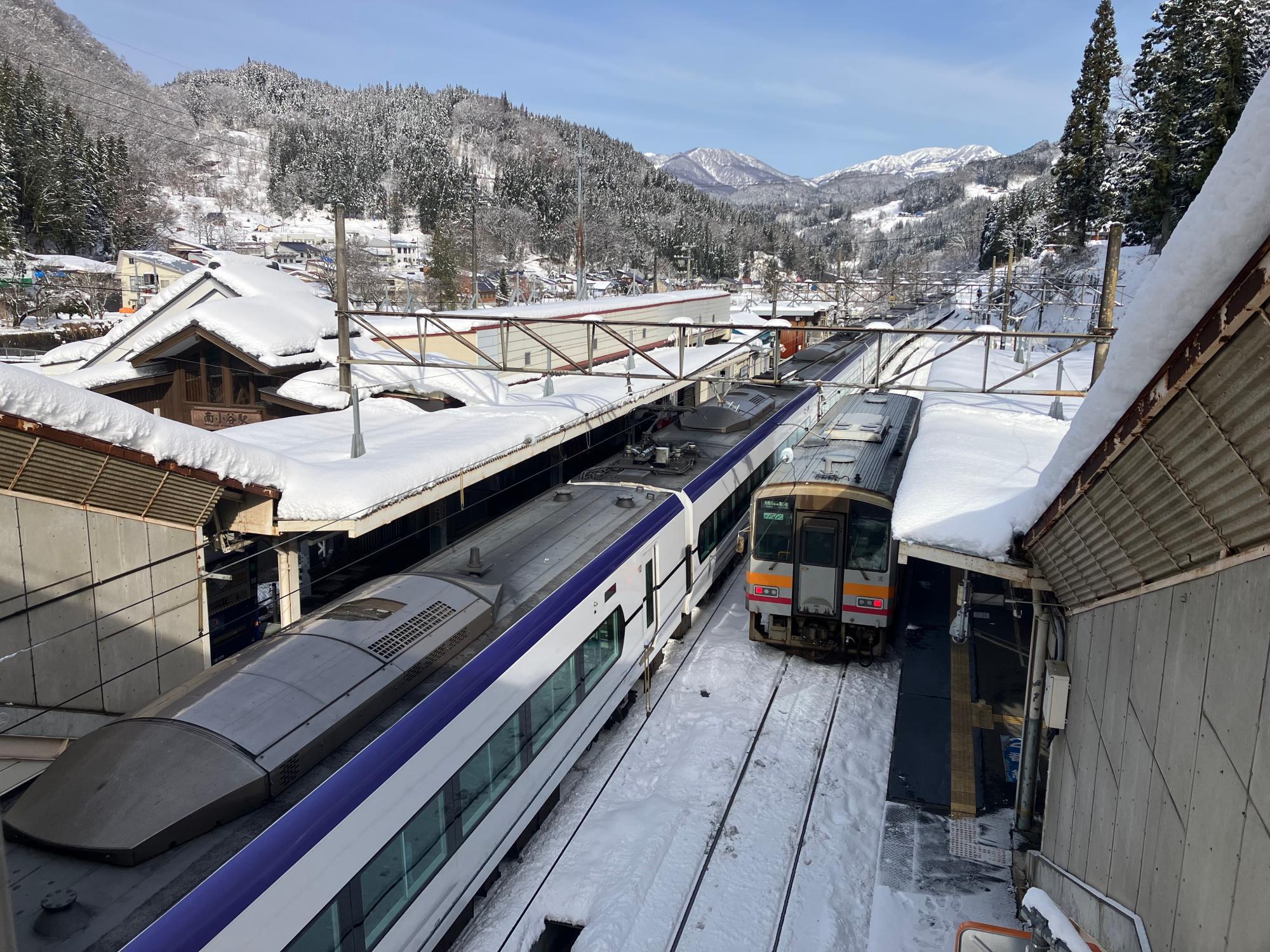 南小谷駅に到着した特急あずさ5号は9両編成！接続する糸魚川行は1量編成だ（筆者撮影）