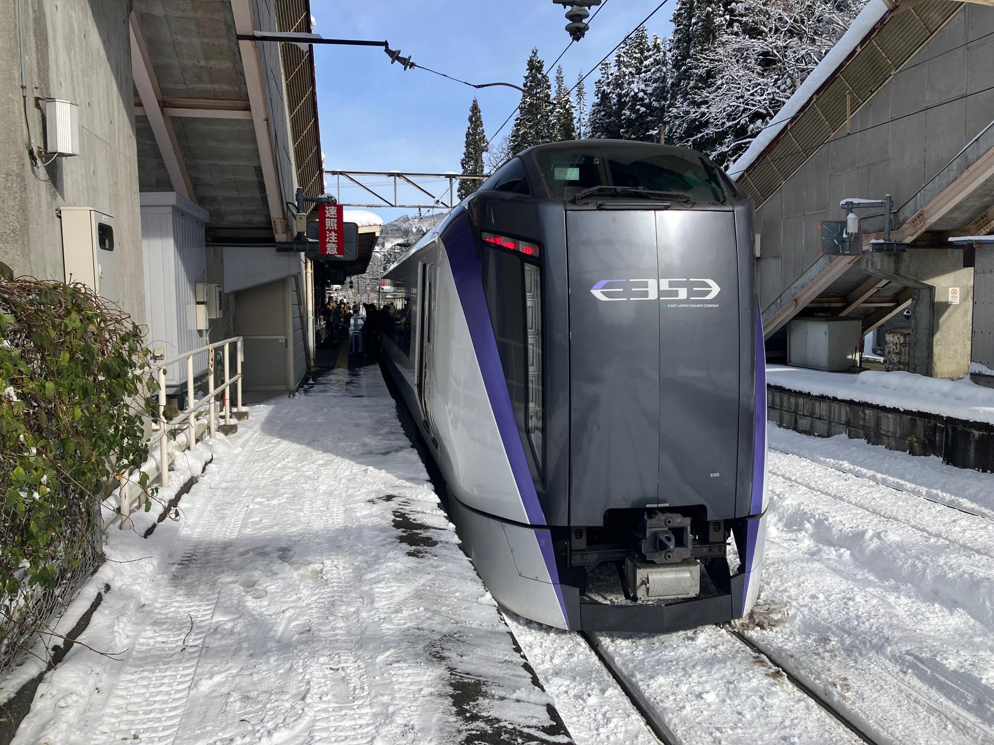 雪のない新宿駅から4時間で雪深い南小谷駅に到着した（筆者撮影）