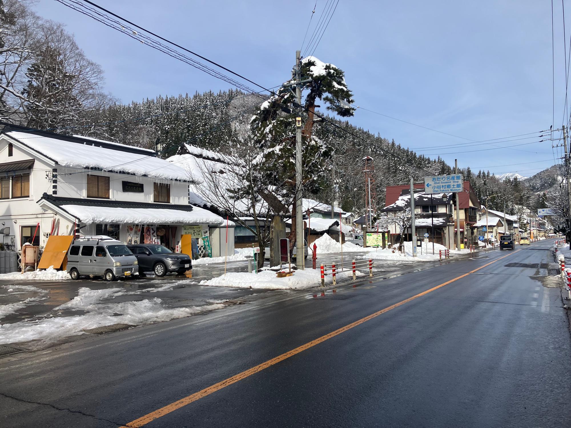 小谷村の市街地にある「おたり名産館」と「小谷村郷土館」（筆者撮影）