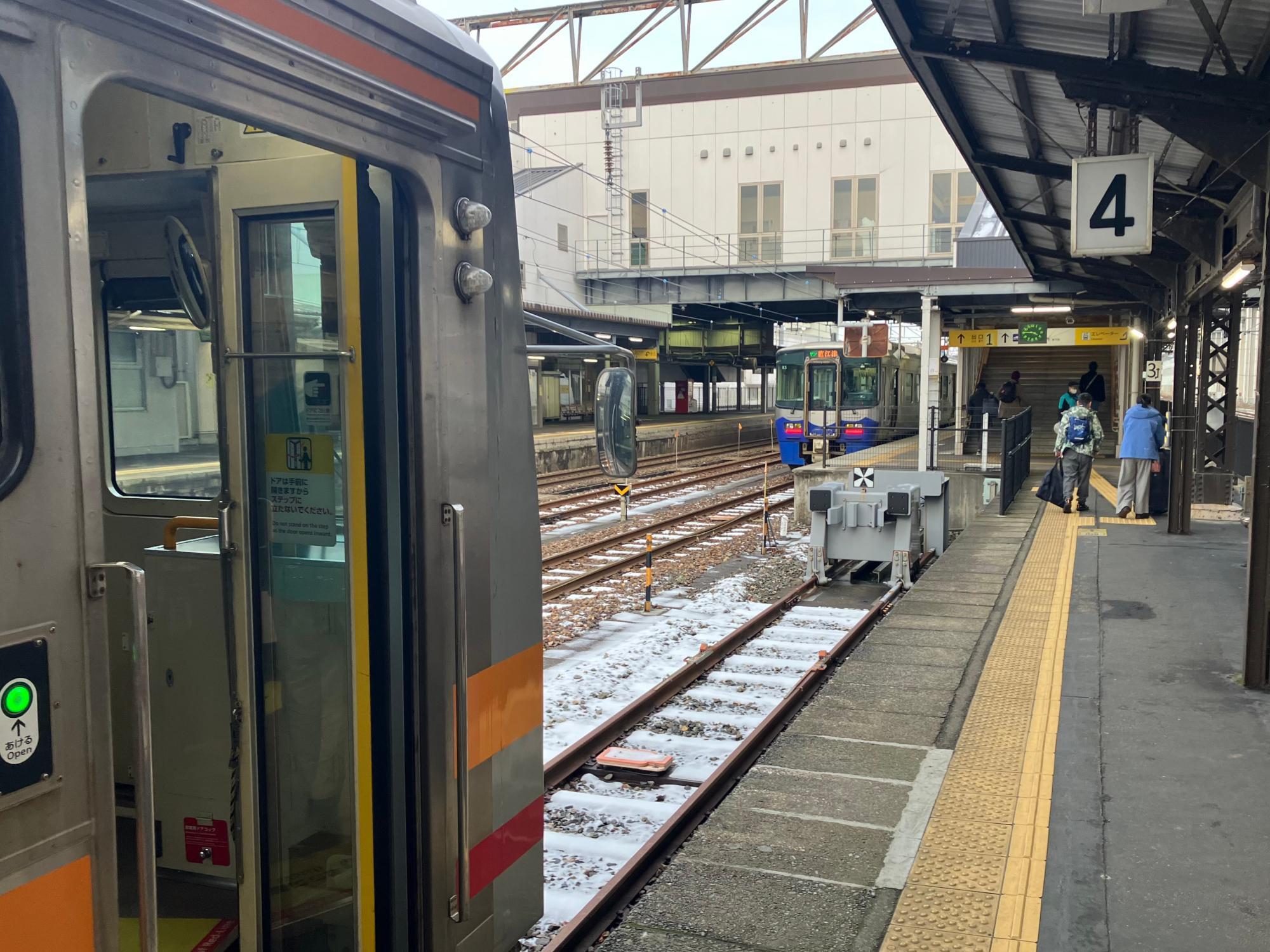 糸魚川駅では大糸線の到着列車から2分接続で目の前のトキ鉄直江津行に乗り継げた（筆者撮影）