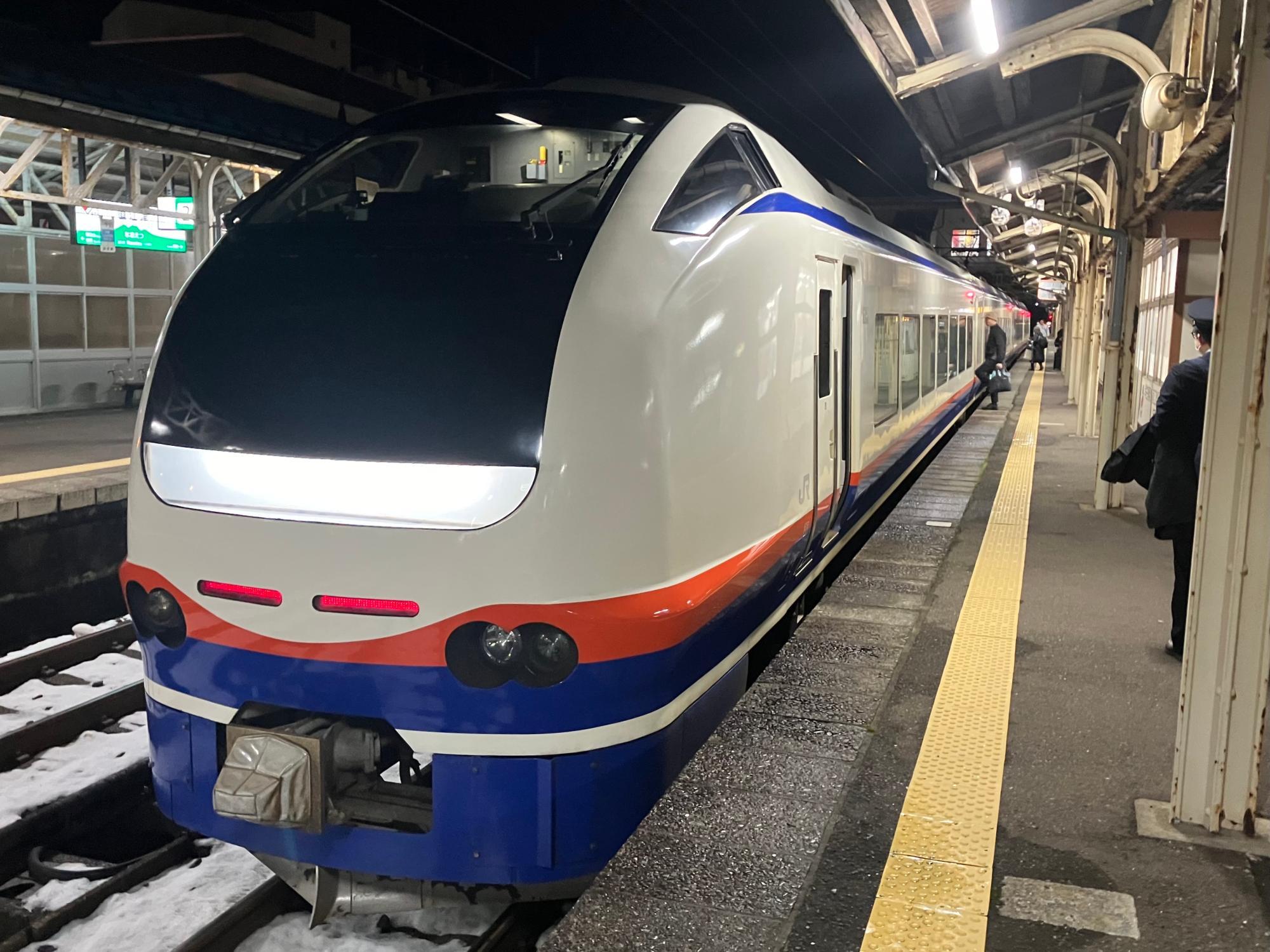 直江津駅には発車2分前に到着し、トキ鉄からJR東日本へ乗務員交代が行われた（筆者撮影）