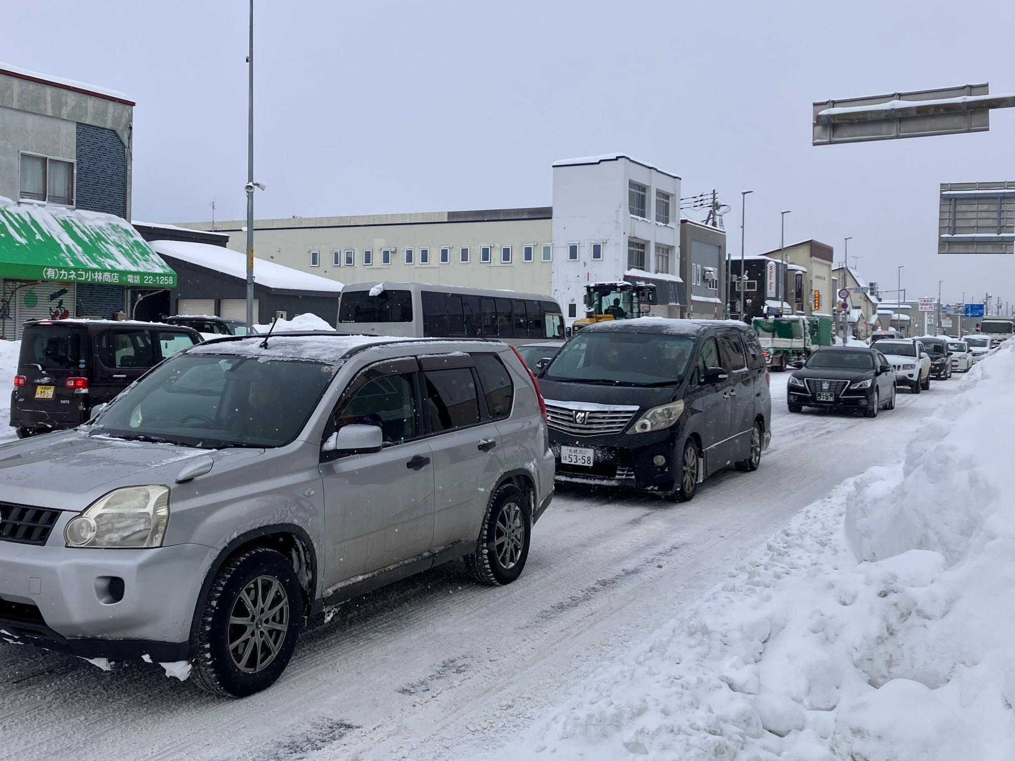 倶知安町内の国道5号も大雪で車線が減り混雑していた（筆者撮影）