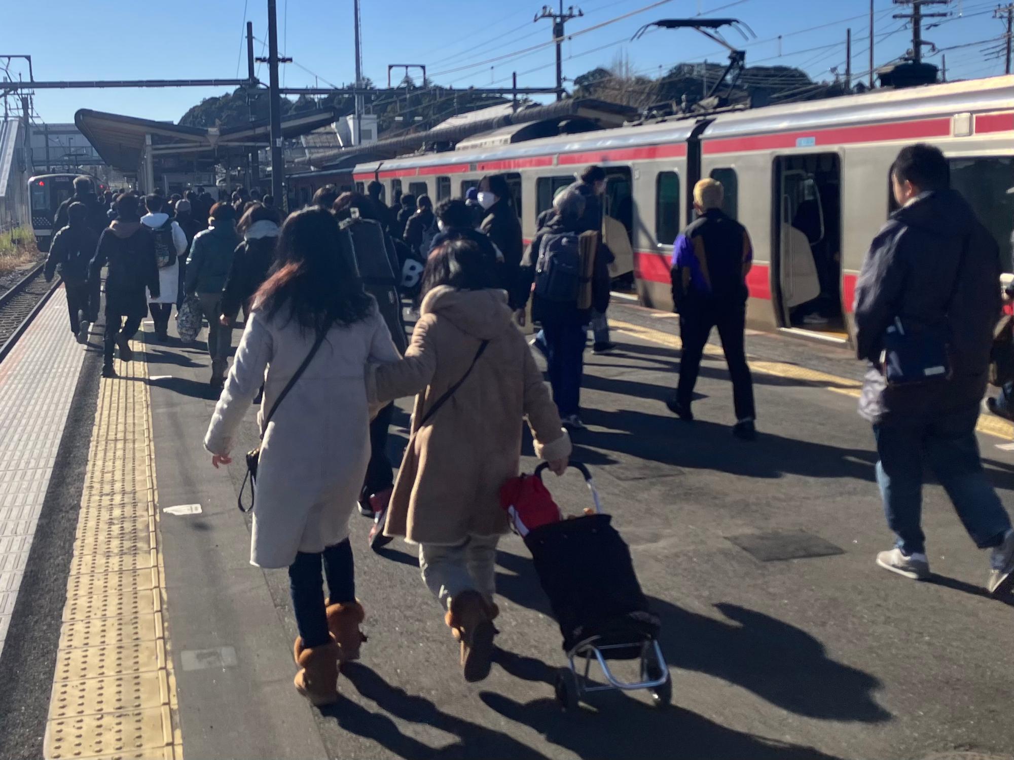 上総一ノ宮駅での木更津行への乗り換えの様子（筆者撮影）