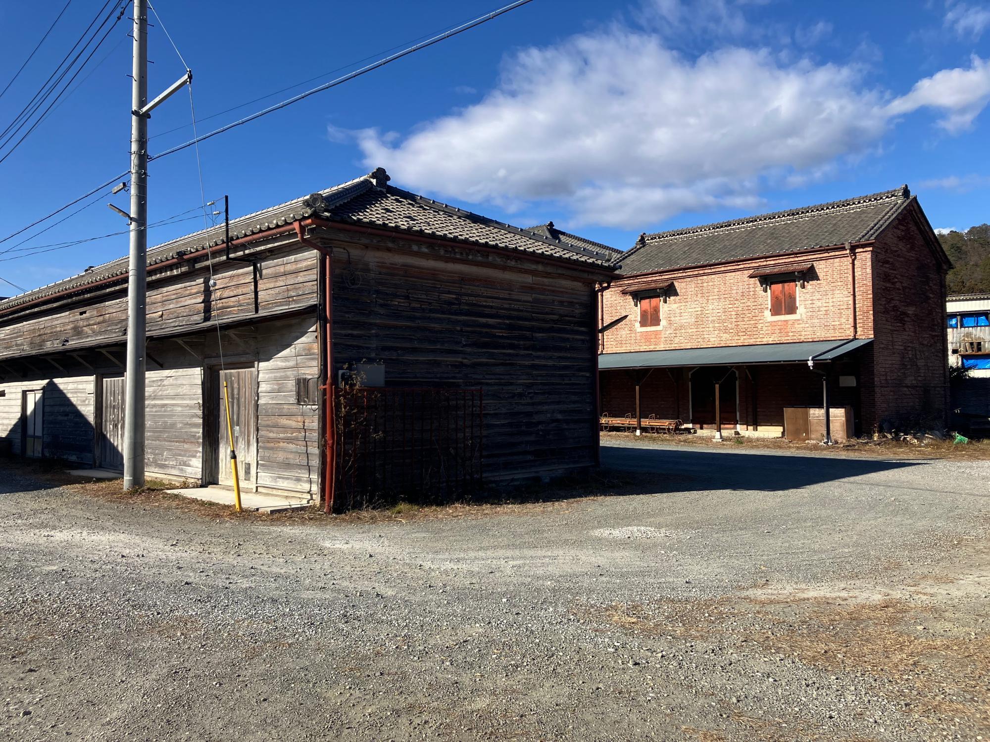 下仁田駅に隣接した倉庫（筆者撮影）