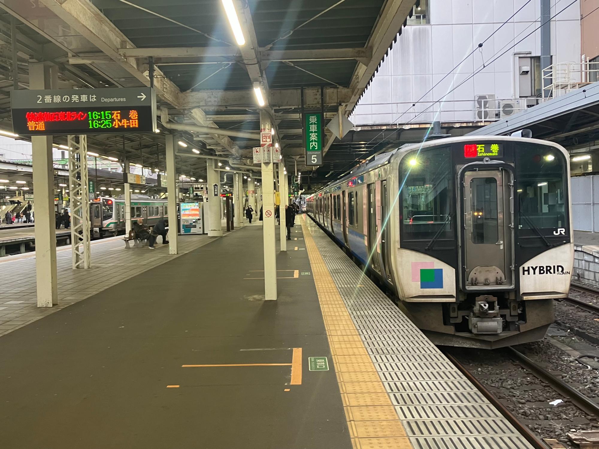 仙台駅で発車を待つ仙石東北ライン快速石巻行（筆者撮影）