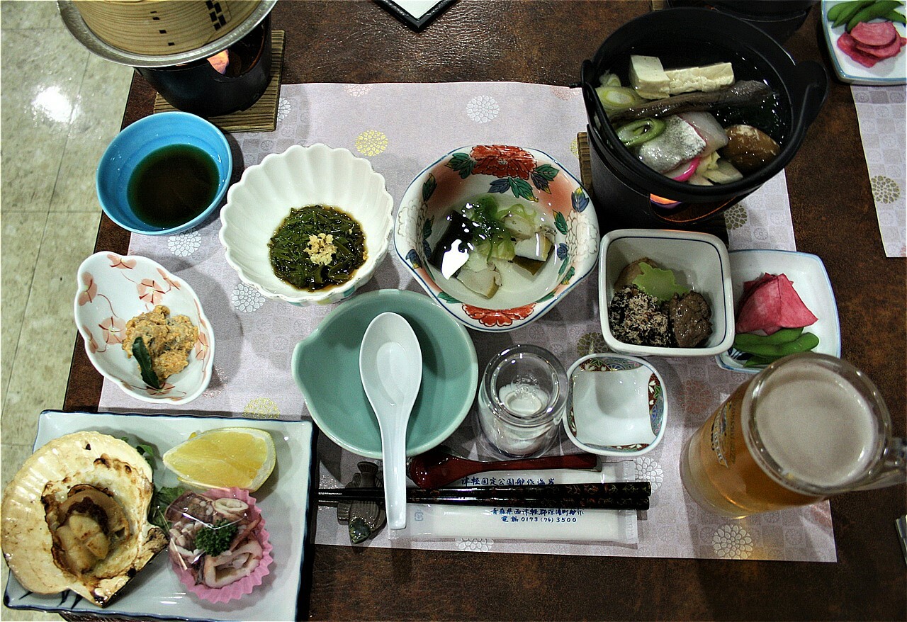 黄金崎不老ふ死温泉の夕食。このあと、焼き魚や刺身などが続々運ばれてきた。