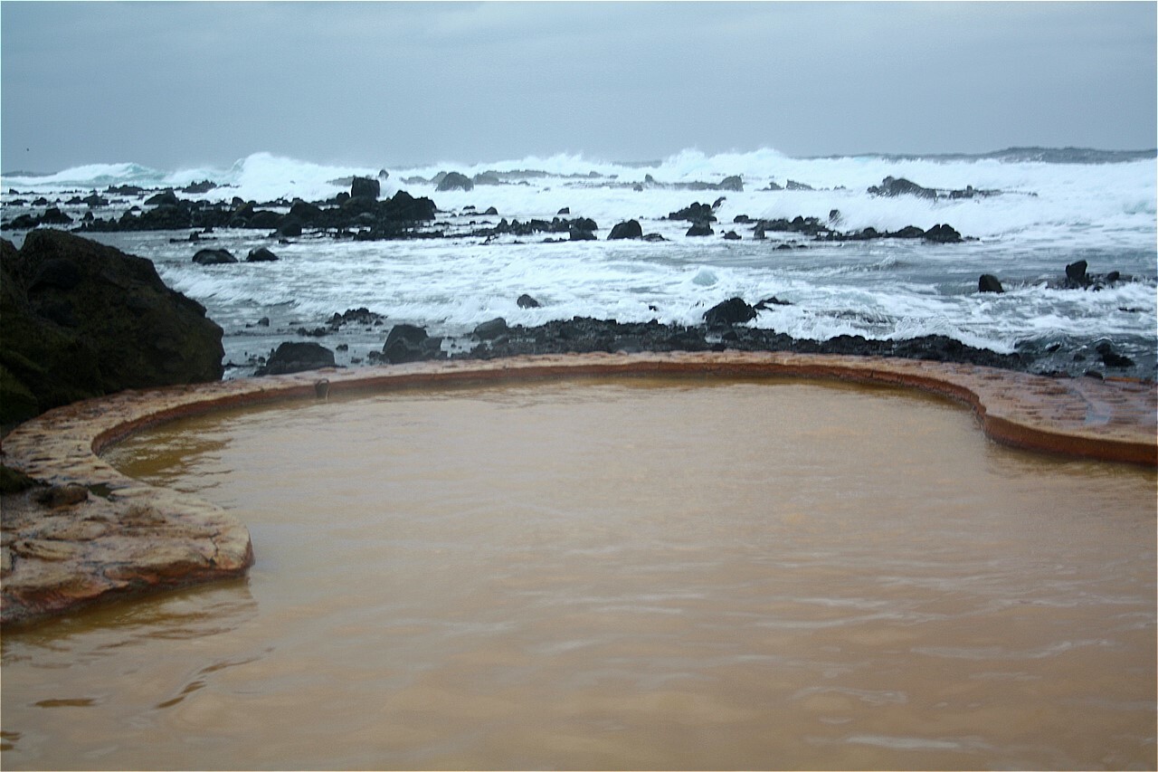 津軽の荒波を間近に見ながら入る露天風呂。晴れた日の夕暮れは絶景だという。