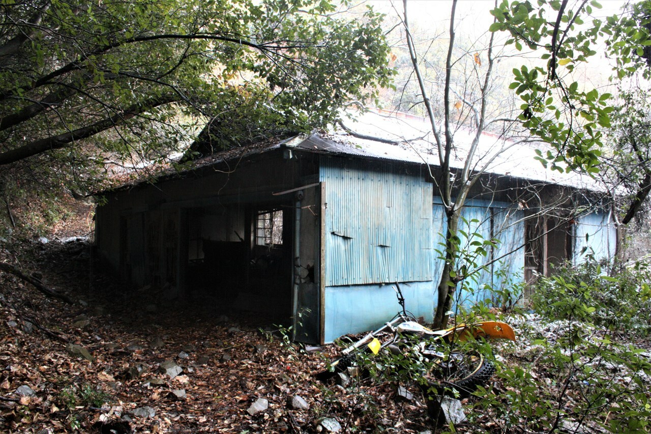 駅前に唯一残されていた廃屋。この家に人が住んでいたのはいつまでだったのだろう。