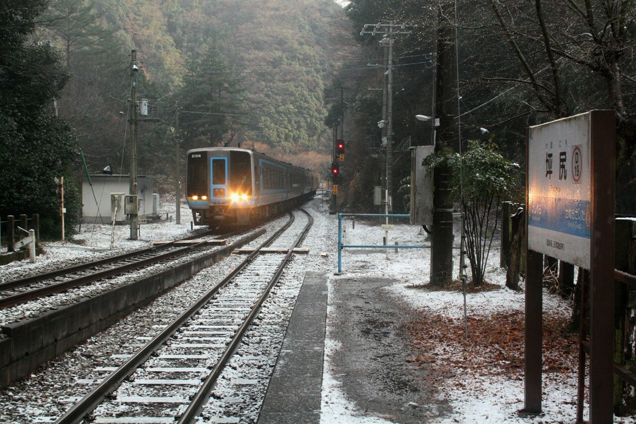 やがて、高知と岡山を結ぶ特急「南風」が高速で通過する。特急の乗客でこの駅の存在に気がつく人は少ないだろう。