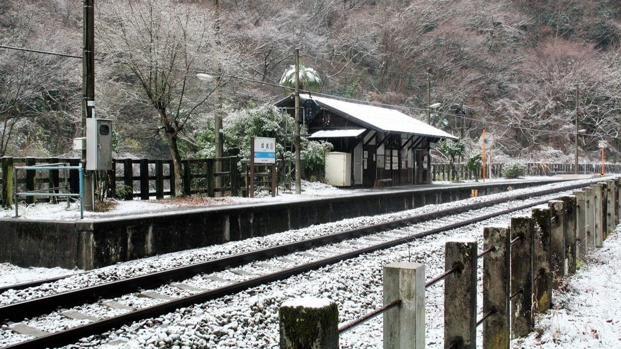 雪の降った日の廃屋-