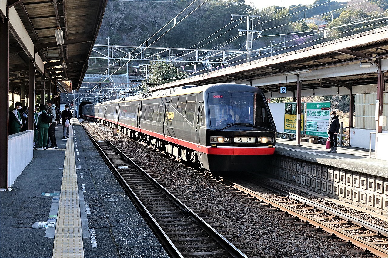 伊豆稲取駅に着いた「リゾート21」の黒船電車。下田の黒船をイメージしたもので、ほかに赤い金目鯛をイメージした「キンメ電車」がある。