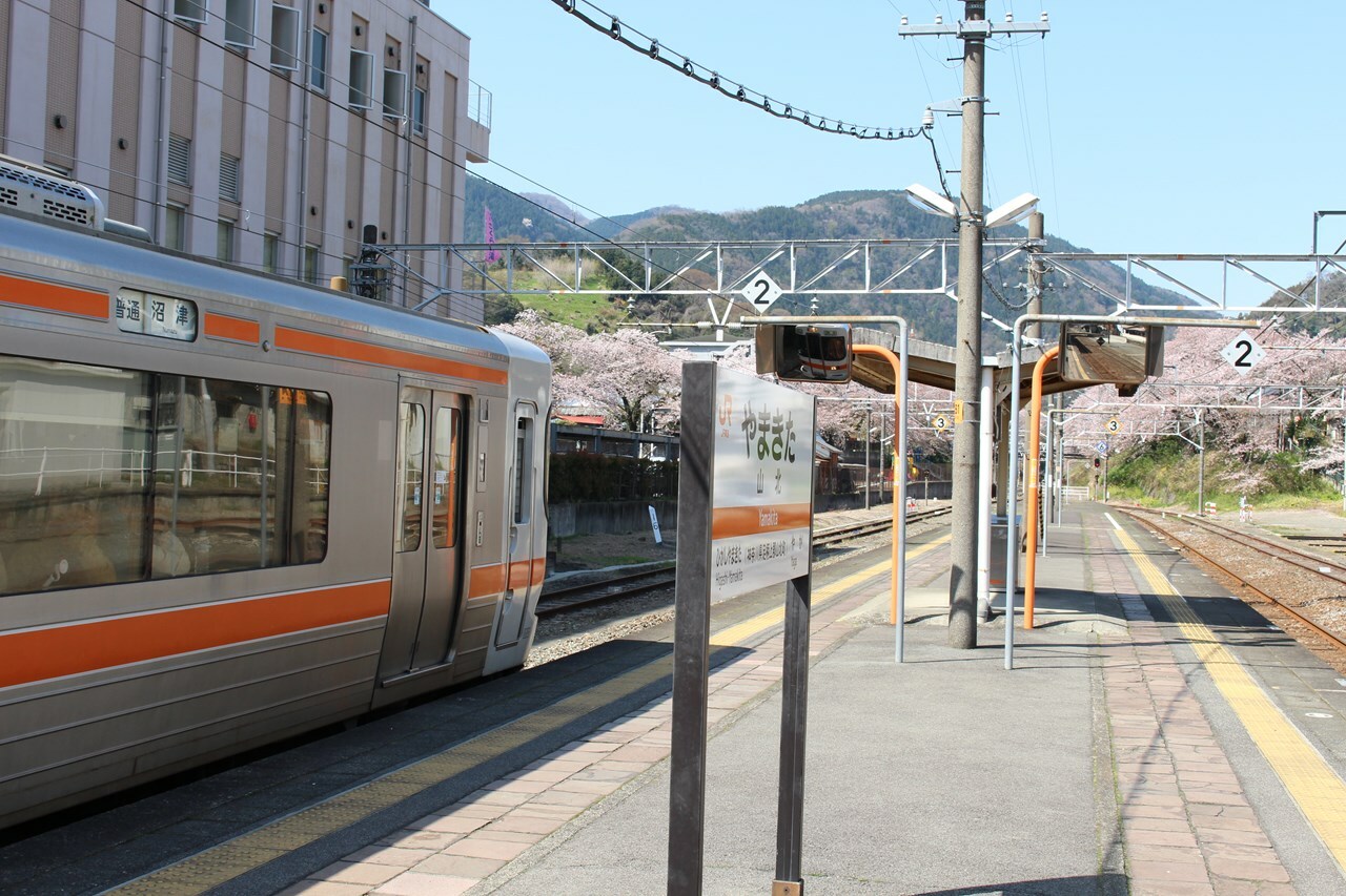 山北駅にやって来た沼津行の普通列車。