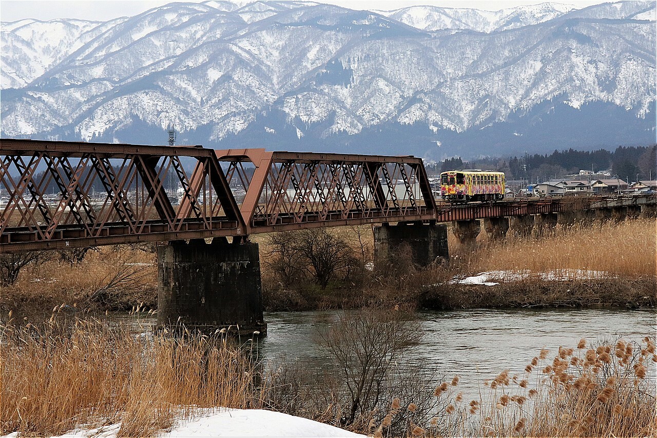 明治22年に岐阜県の東海道本線に架橋された鉄橋を、大正12年に移設した最上川橋梁。荒砥鉄橋とも呼ばれる。