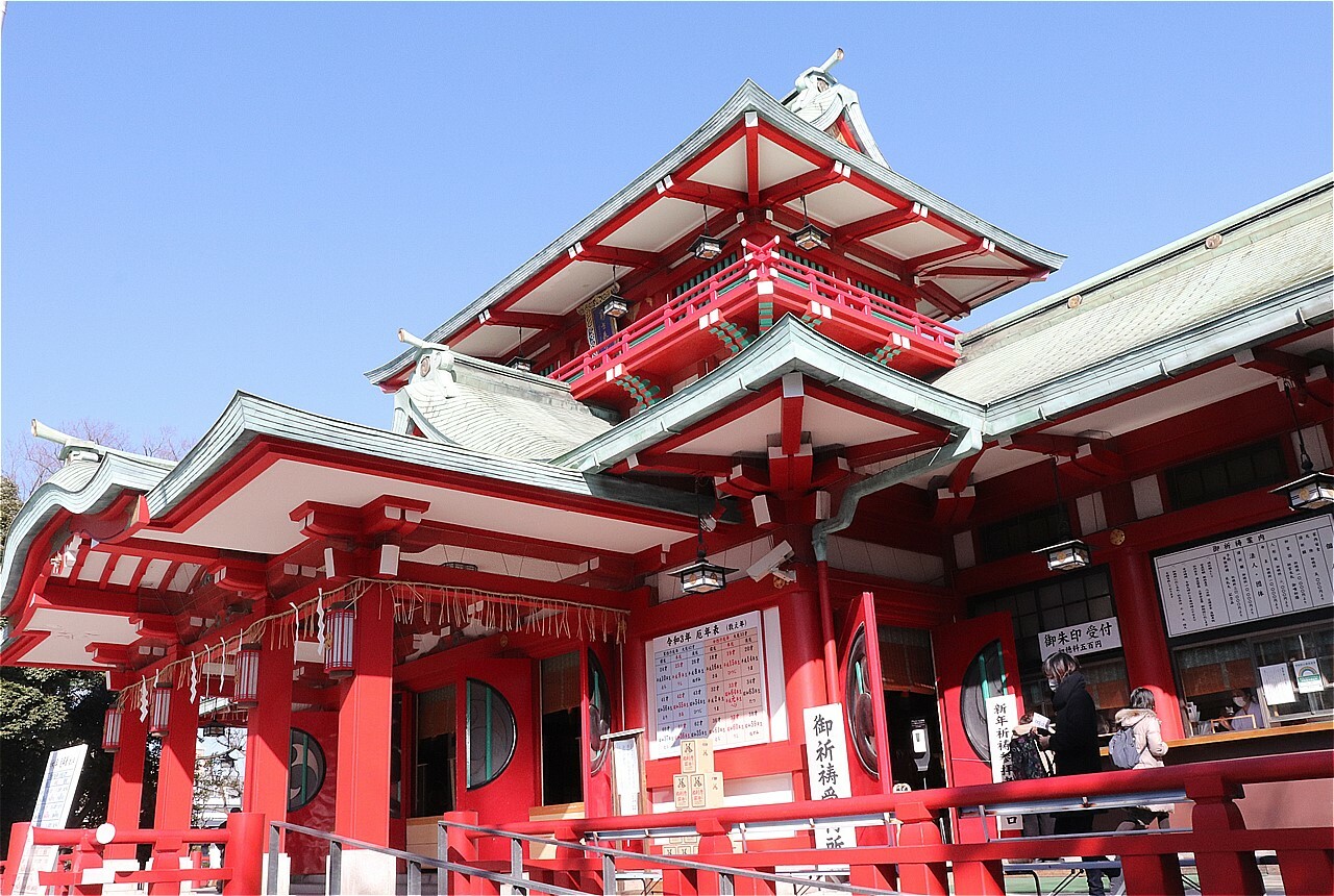 真っ赤な富岡八幡宮の本殿。２年続けて深川八幡祭りが中止になってしまった。