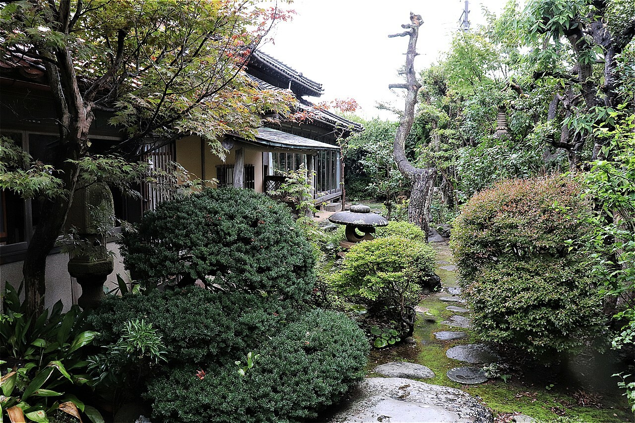 東藤田邸の昭和初期建築の入母屋造り庭園
