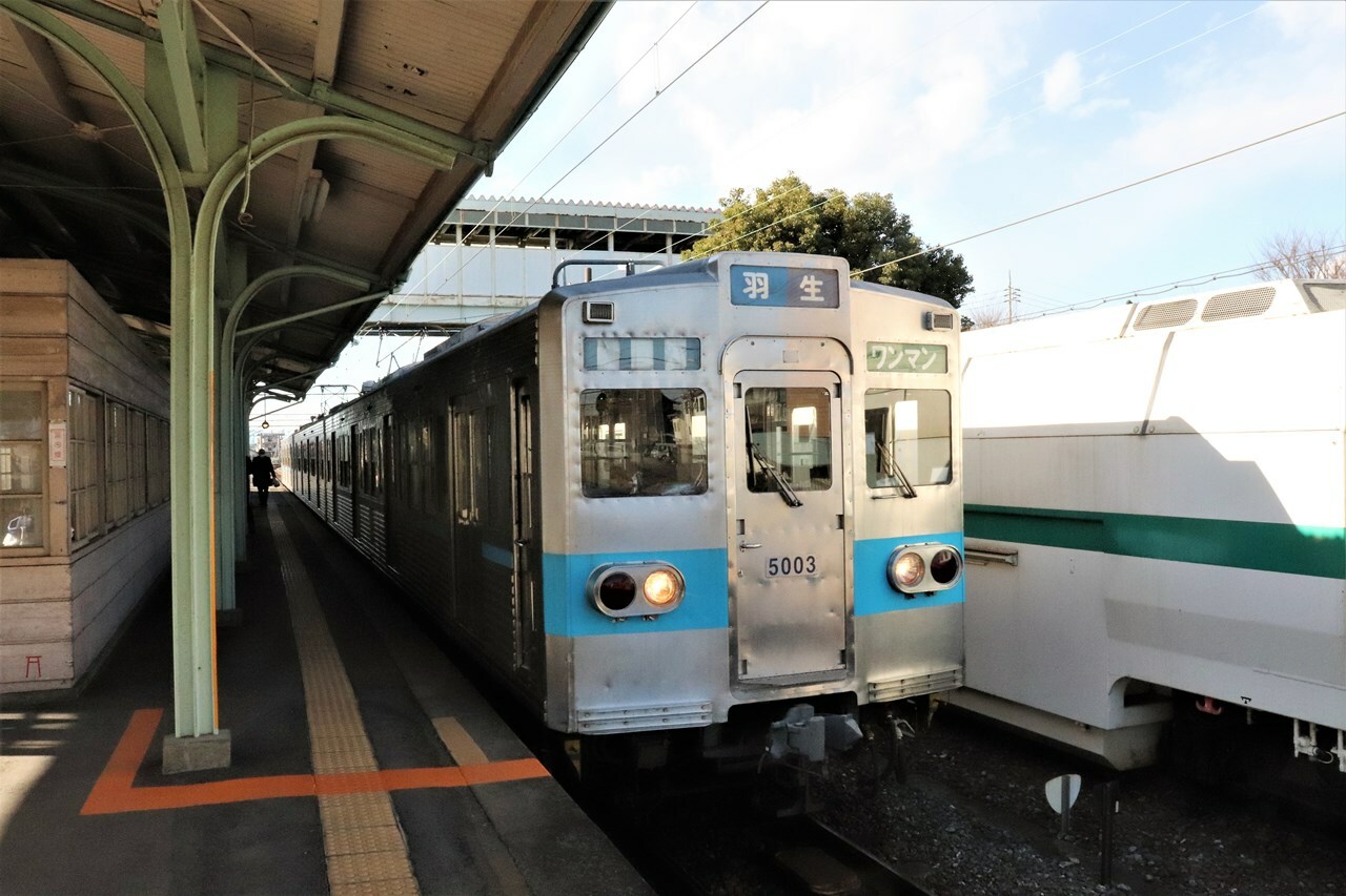 行田市駅に停車中の羽生行きの電車。秩父鉄道というとＳＬ列車が有名だが、この区間にＳＬはやって来ない。