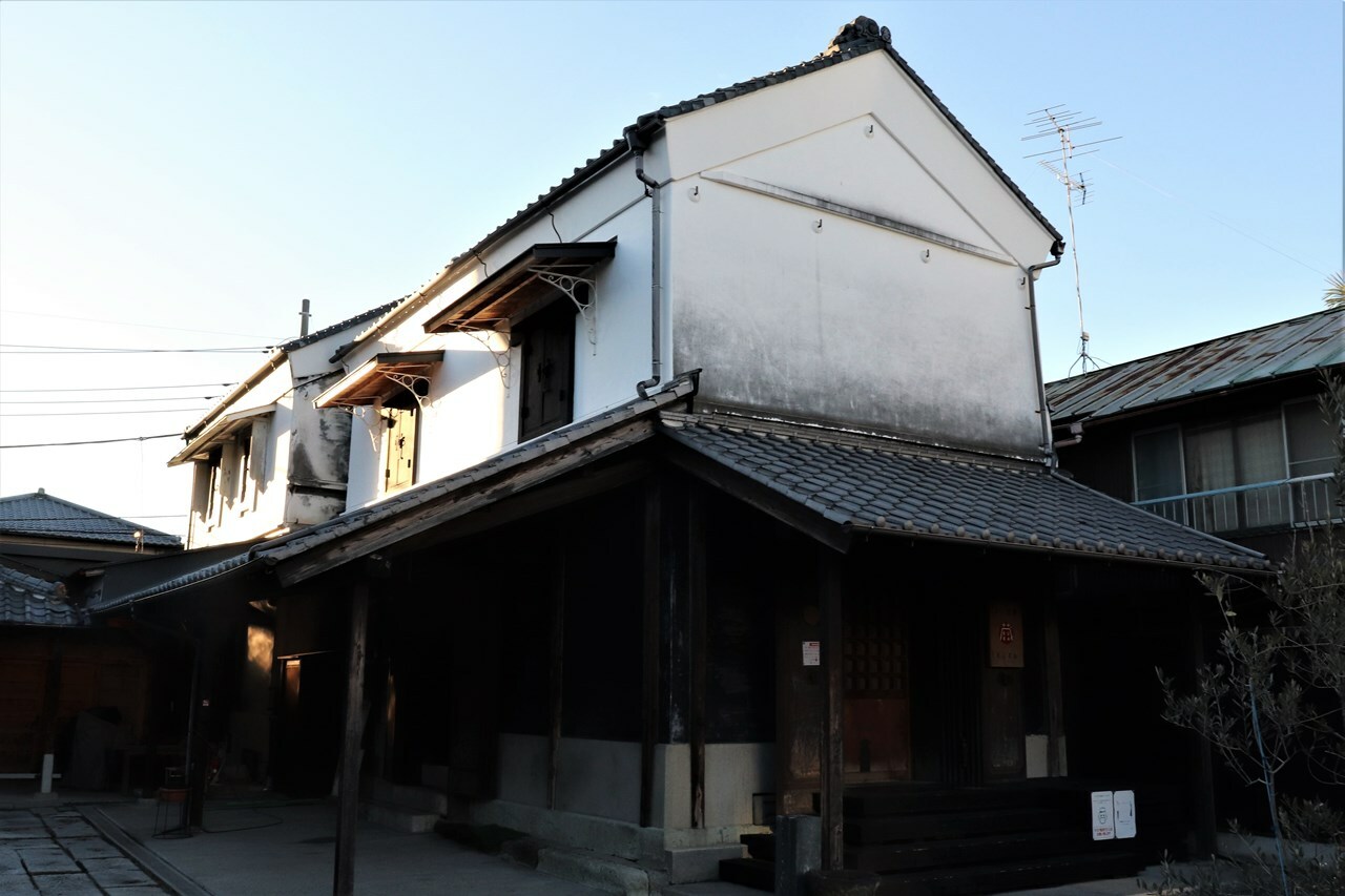 行田は足袋の生産量日本一。町のあちこちに古い足袋蔵が残されている。