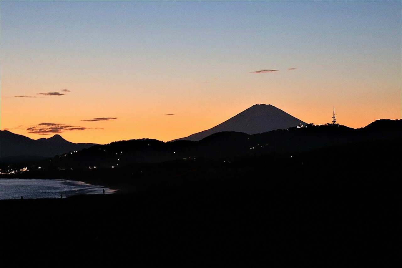 平塚海岸から眺める富士山夕景。空気の澄んだ日はとりわけ美しい。