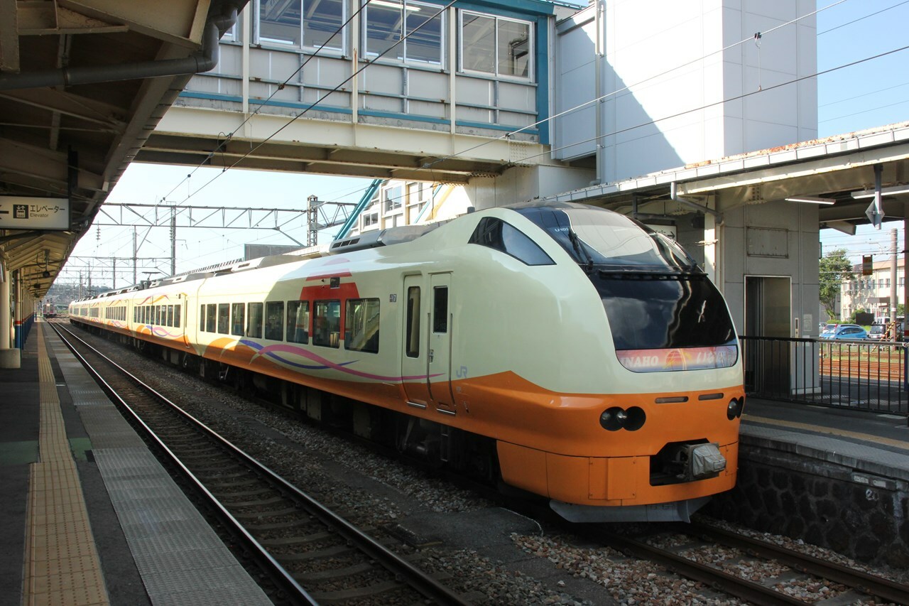 酒田駅に停車中の特急「いなほ」。酒田から新潟へは1日7本、秋田へは3本が走る。