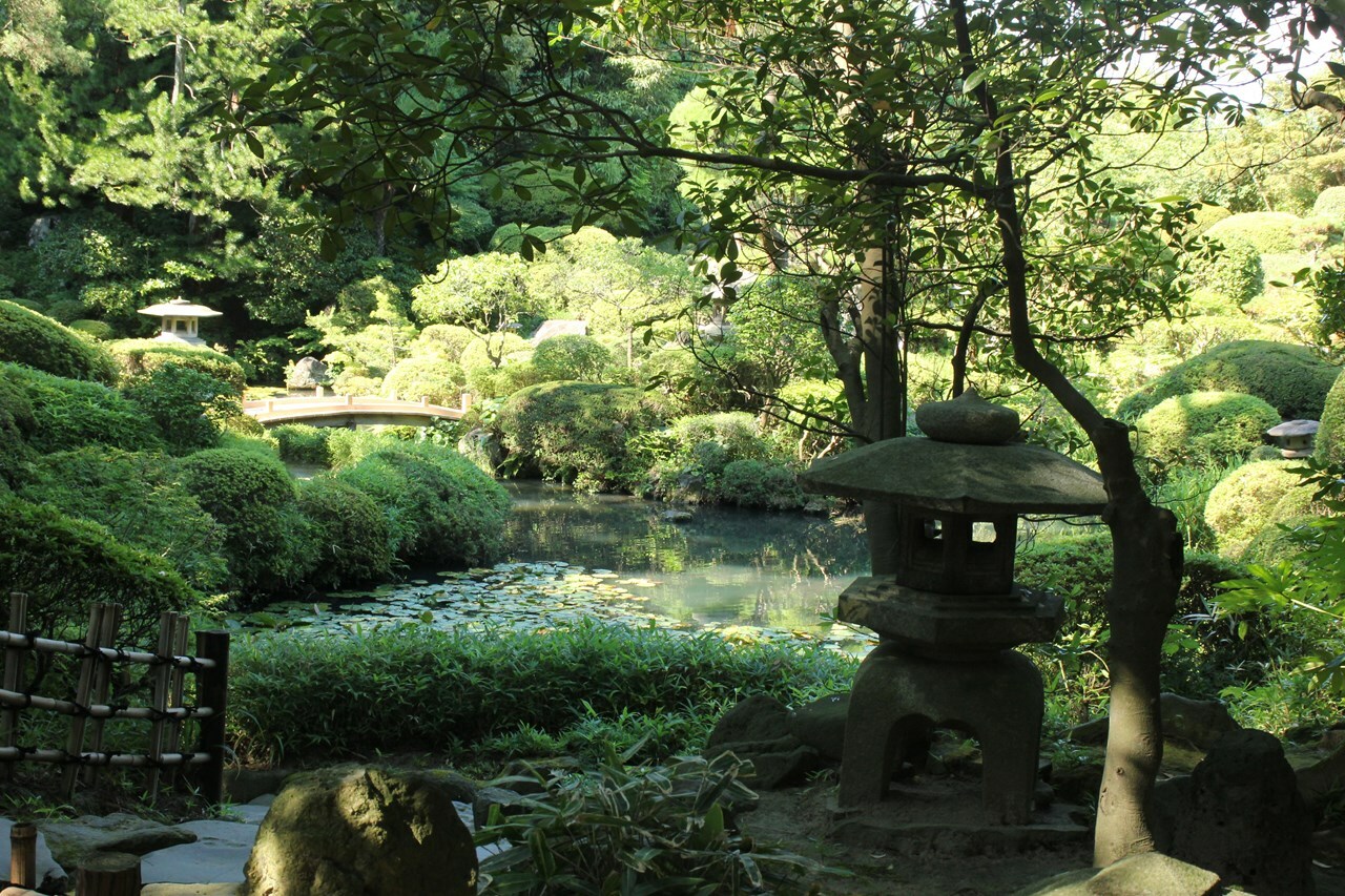本間美術館の庭園「鶴舞園」。酒田駅から歩いてすぐの場所にある。