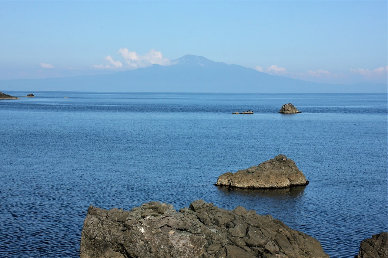 飛島から眺める夏の鳥海山。地元では出羽富士とも呼ばれている。