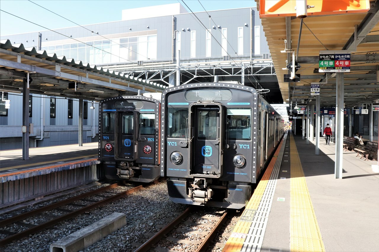 諫早駅に停車中のJR普通列車。大村線の列車の大半は、長崎本線に乗り入れて長崎駅まで直通する。