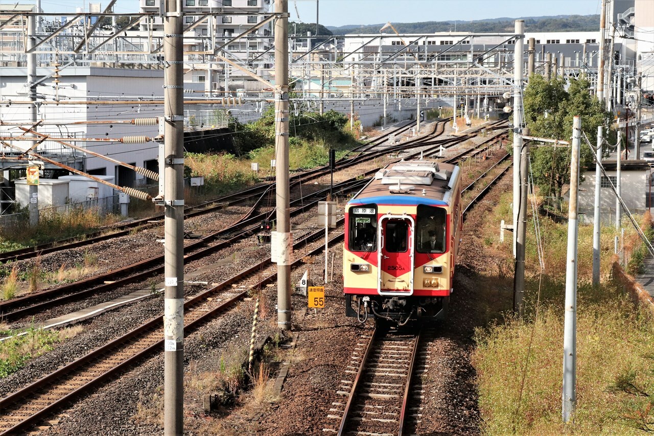 諫早駅を発車した島原鉄道の列車。この先、風光明媚な有明海沿いを走る。