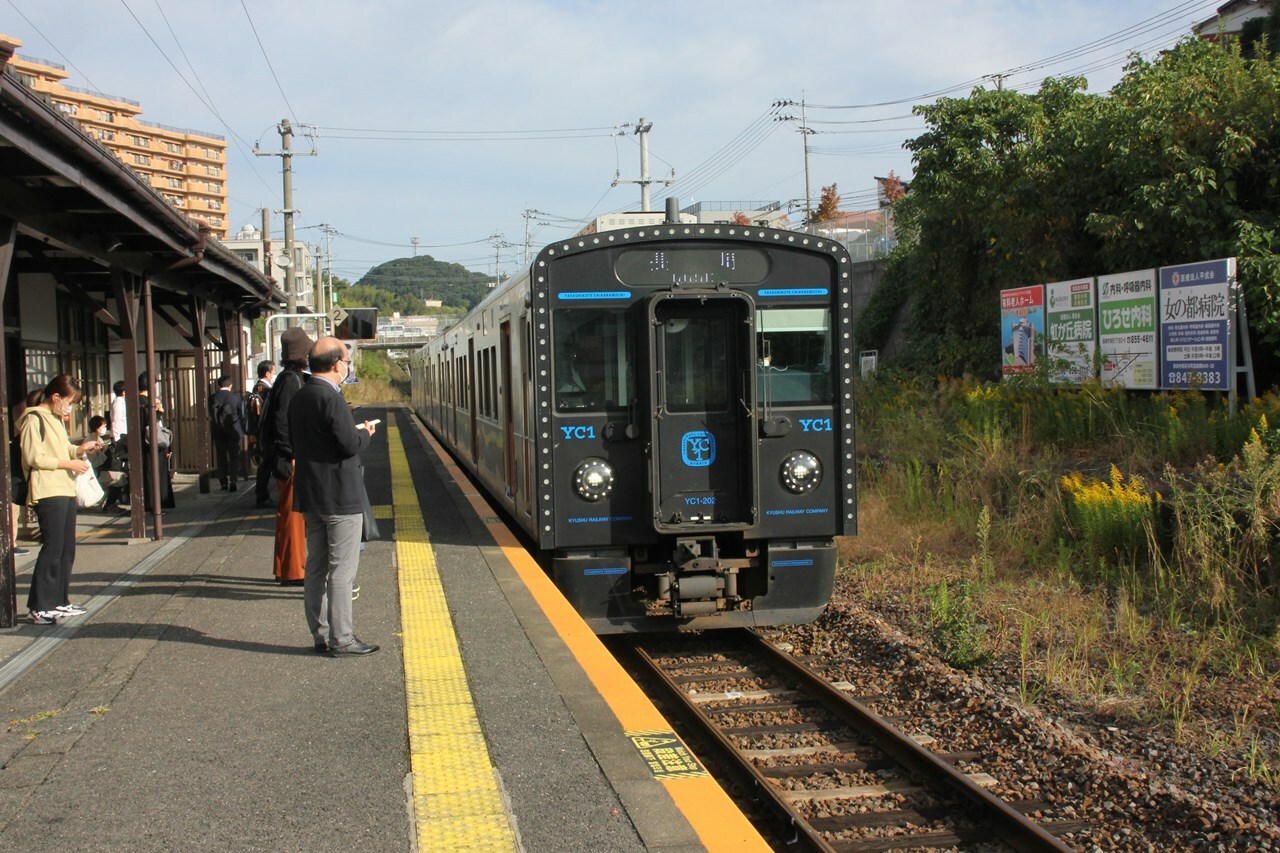 長崎行きの下り列車がやって来た。車両は最新鋭のハイブリッドディーゼルカー系だ。