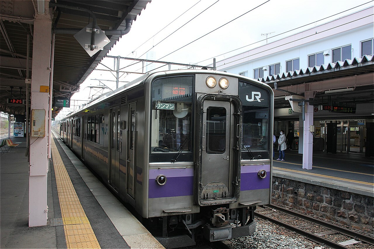 盛岡行の普通列車。かつて長大な客車列車が走っていたが、今は2両編成ロングシートの701系電車になってしまった。