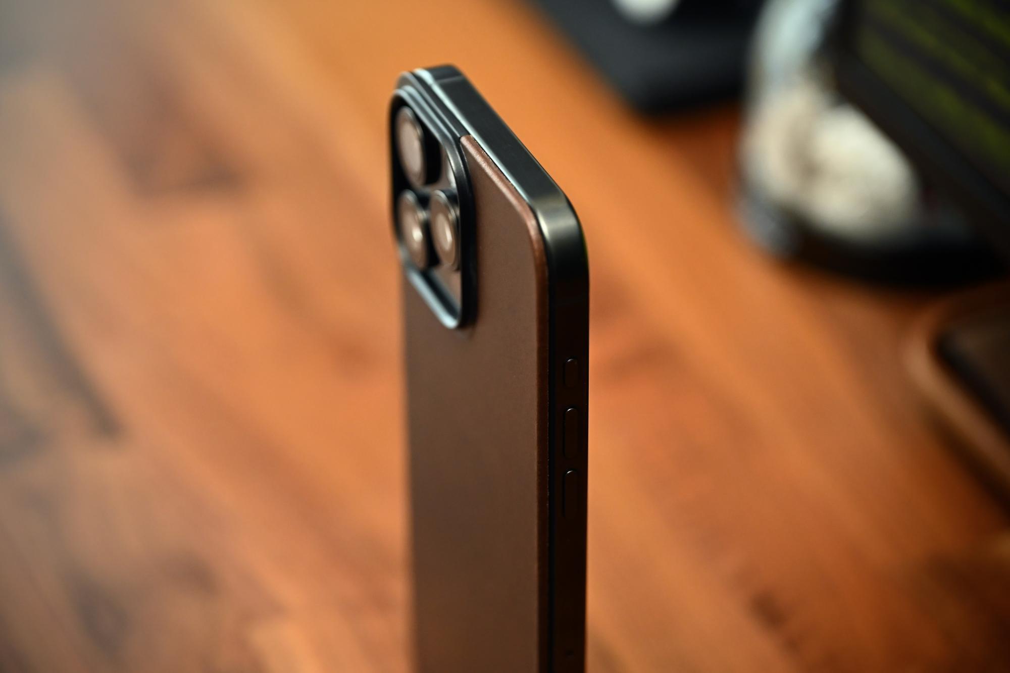 iPhone 15 Pro Maxのチタンフレームに傷は付きやすい?半年 iPhone 15 Pro Maxのチタンフレームに傷は付きやすい?半年
