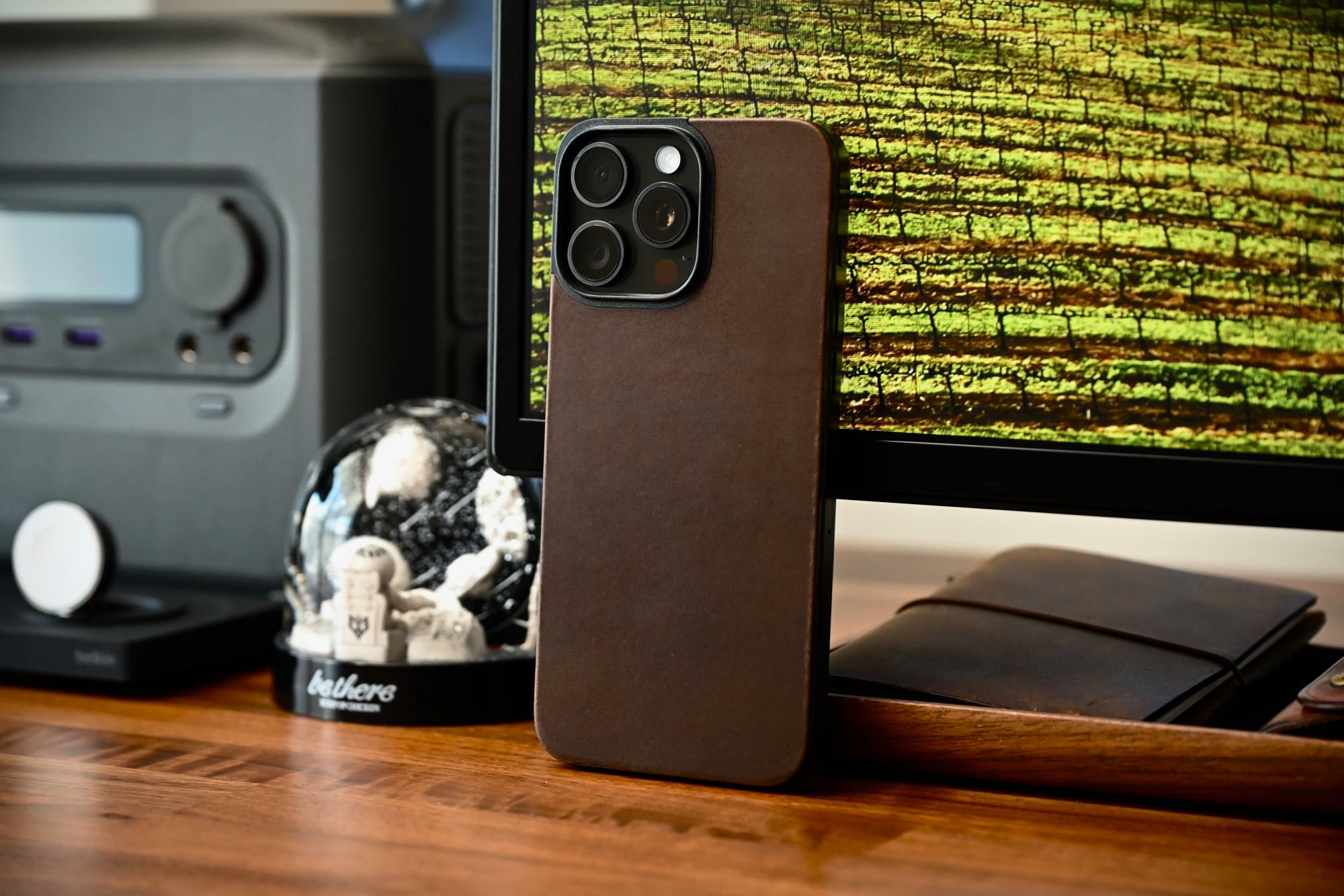 NOMADのMagnetic Leather BackをつけたiPhone 15 Pro Max